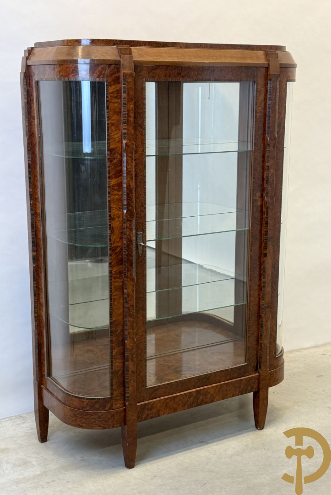 Wortelnotehouten vitrine met afgeronde zijkanten en inleg van palissander