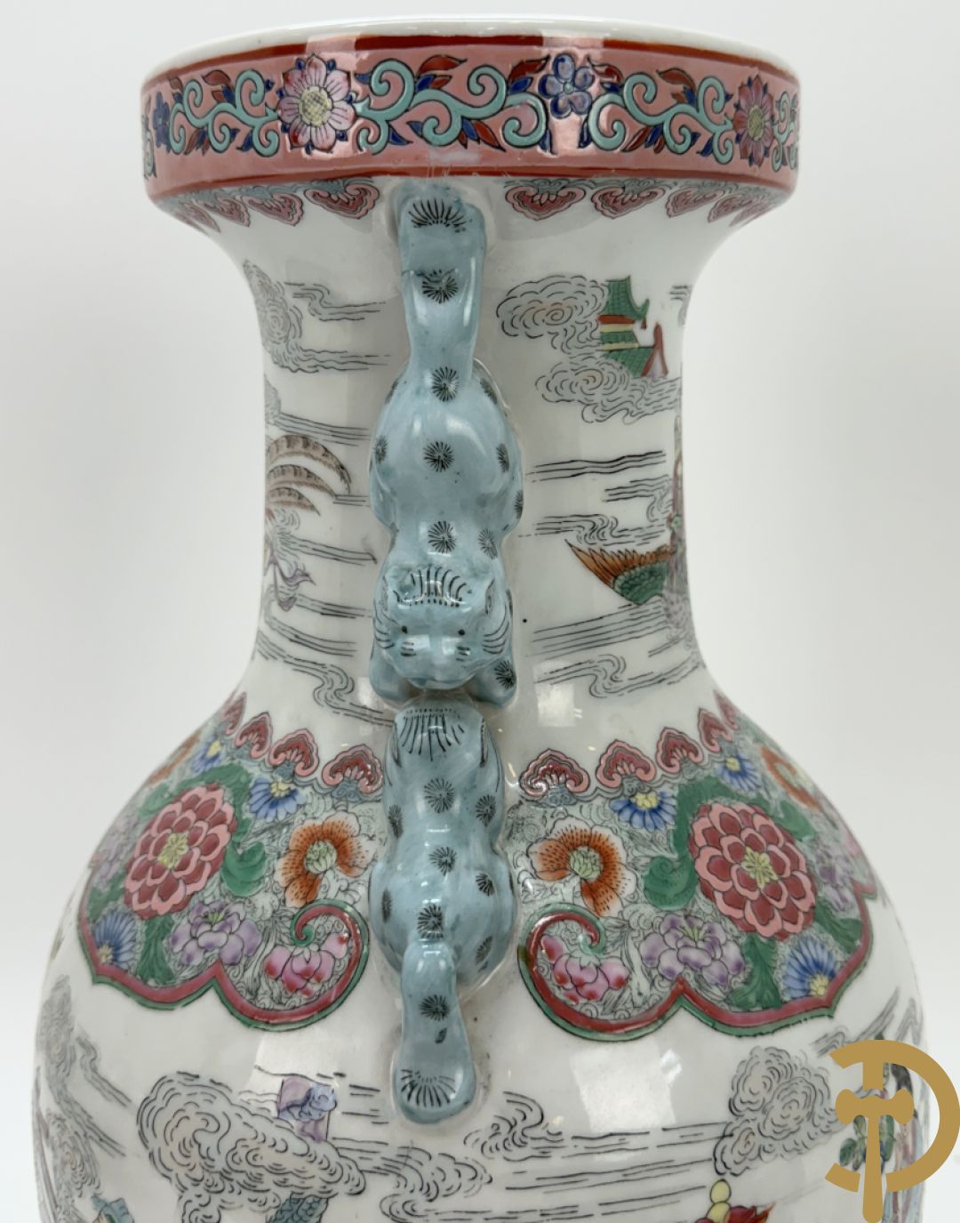 Paar Chinese porseleinen vazen met geanimeerd tafereel