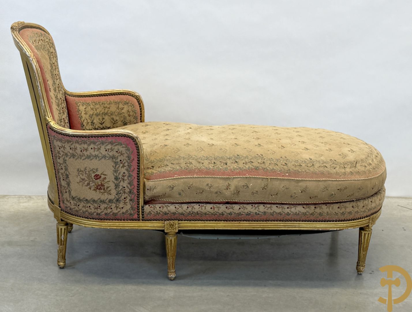 Vergulde Louis XVI chaise longue bezet met petit points met bloemendecor