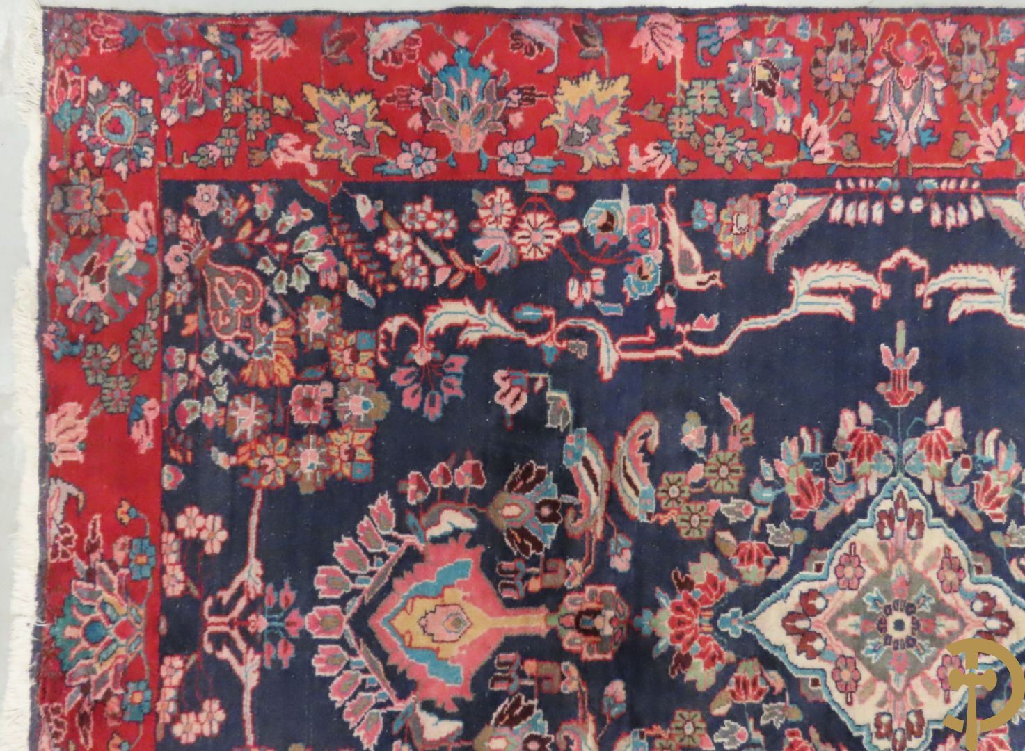 Oosters handgeknoopt tapijt met bloemen en dierenmotieven