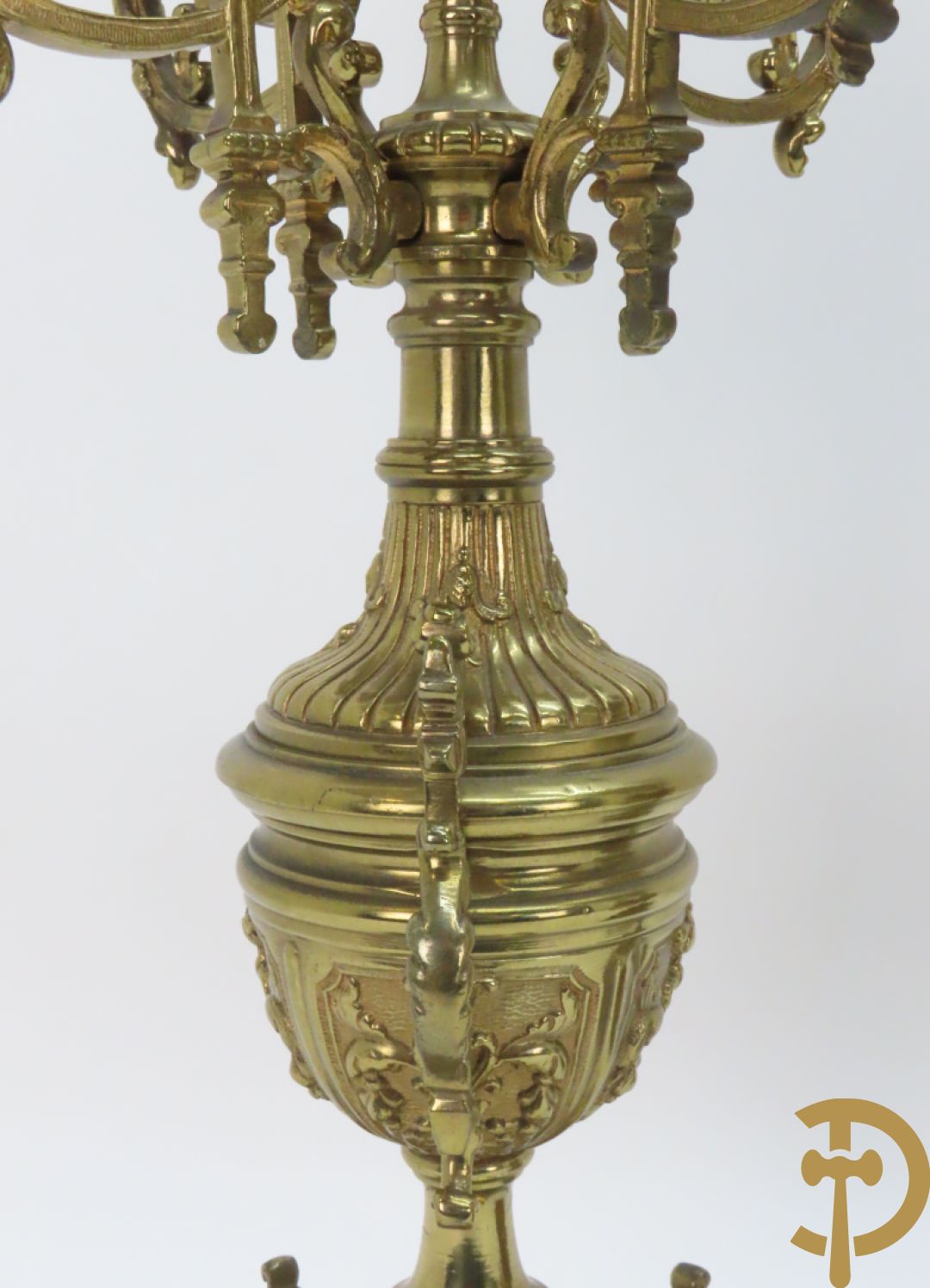 Driedelige koperen Neo Renaissance garnituur bestaande uit klok met amfoor bovenaan en Neo Renaissance motieven, Richond 11 Bd Mont Martre getekend - geflankeerd door paar vijfarmige kandelaars