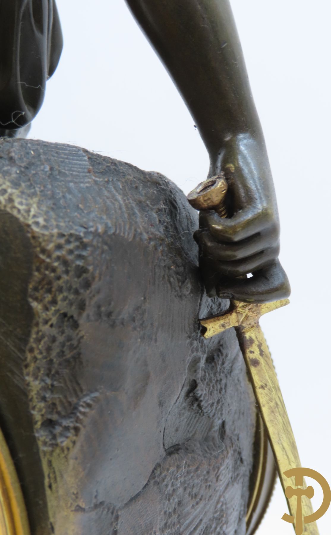 Man met schild en zwaard op bronzen pendule gezeten