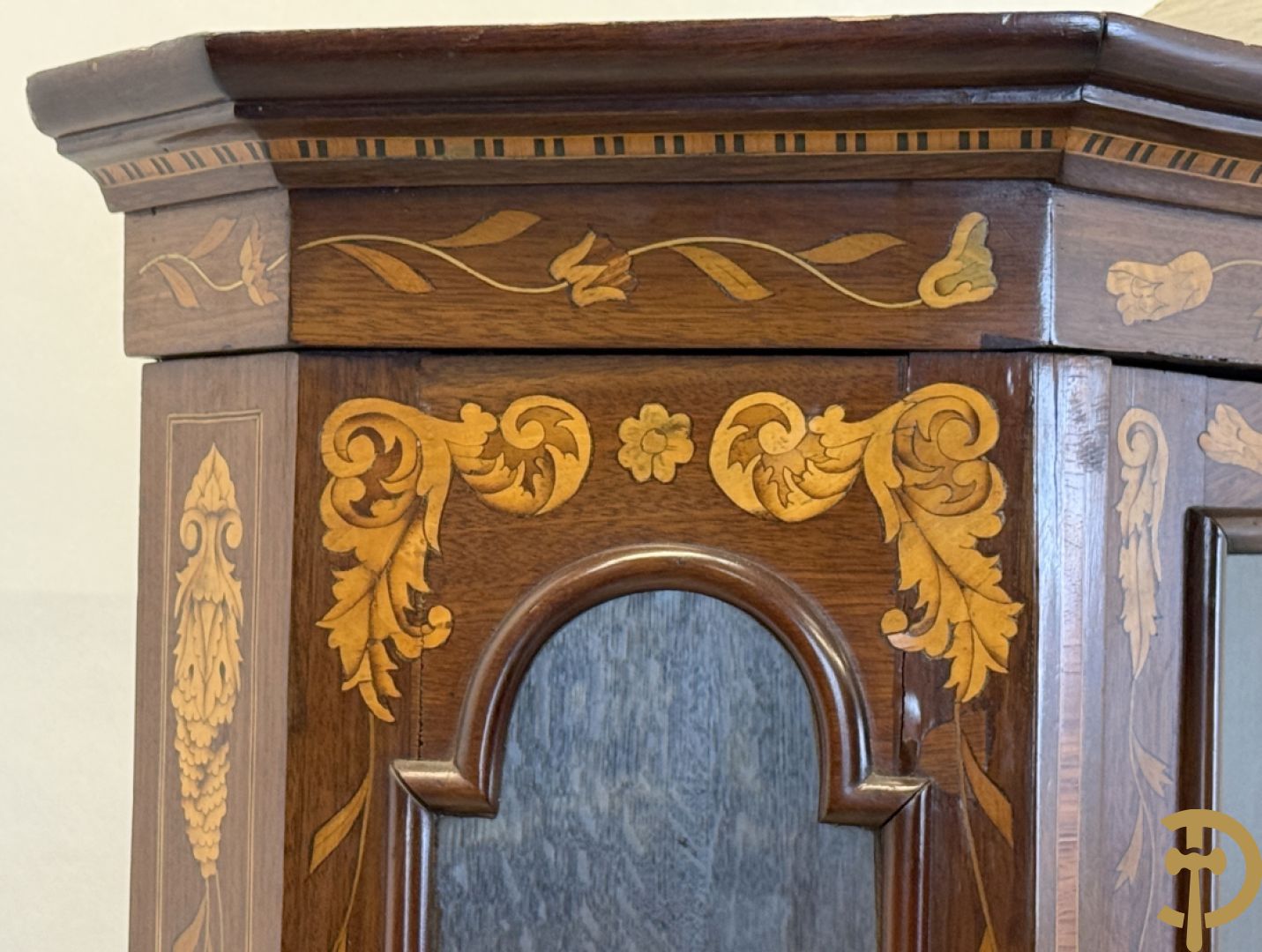 Hollandse vitrine met gemarketteerd bloementafereel, bovenaan met 2 beglaasde deuren en rocaille als kuif - onderaan met 2 gesloten deuren bezet met amforen, vogels en bloemenmarketterie