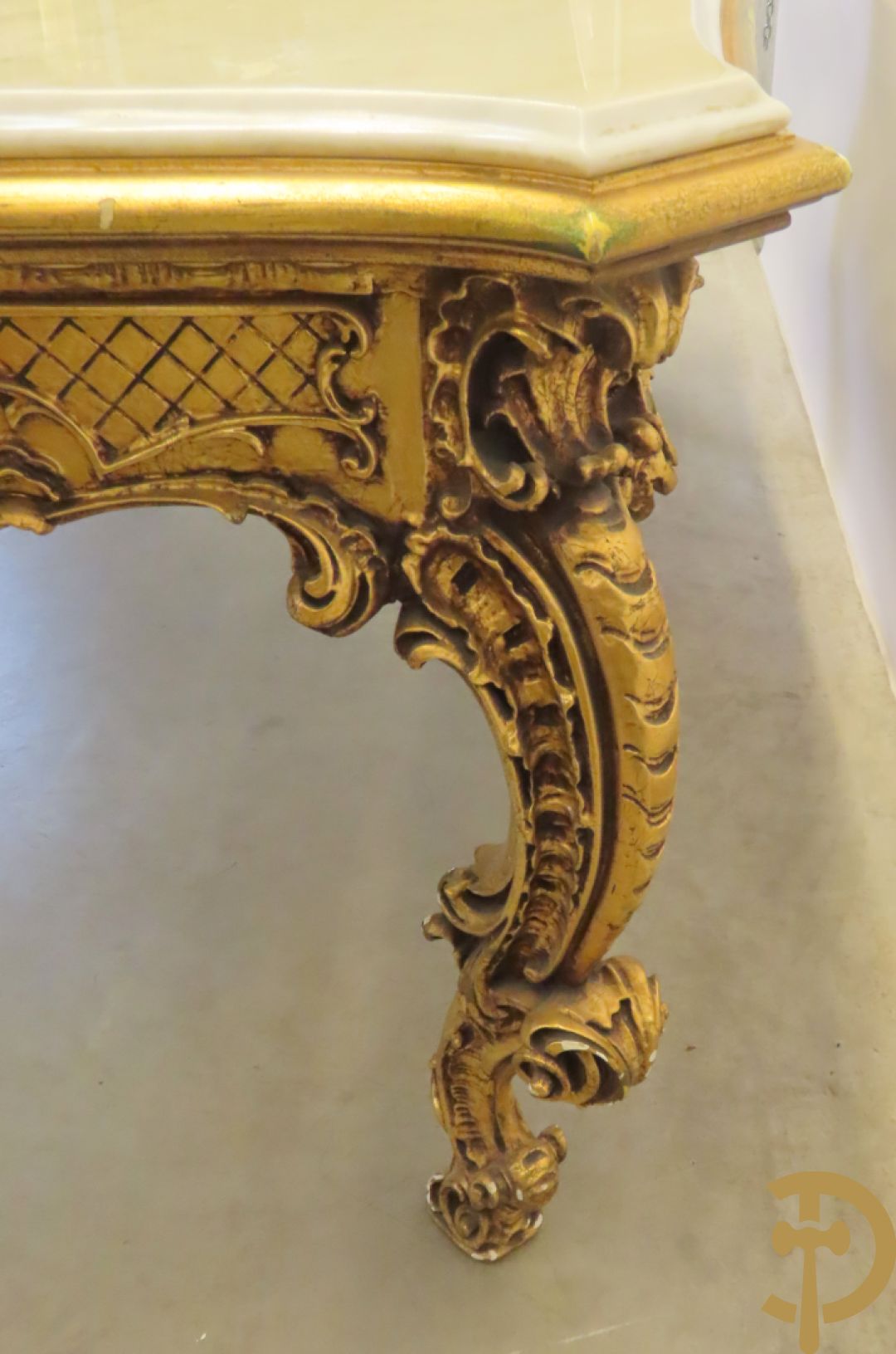 Uitzonderlijke vergulde Louis XV eetkamer bestaande uit vijfdeursdressoir met voluutvormige accanthusranken en rocailles, beschilderd met bloemenmotieven en centraal tafererel met hoornen des overvloeds + bijhorende spiegel vergulde tafel op voluutvormige poten met zes bijhorende stoelen + vitrine met accanthusranken en centrale deur, op voluutvormige poten