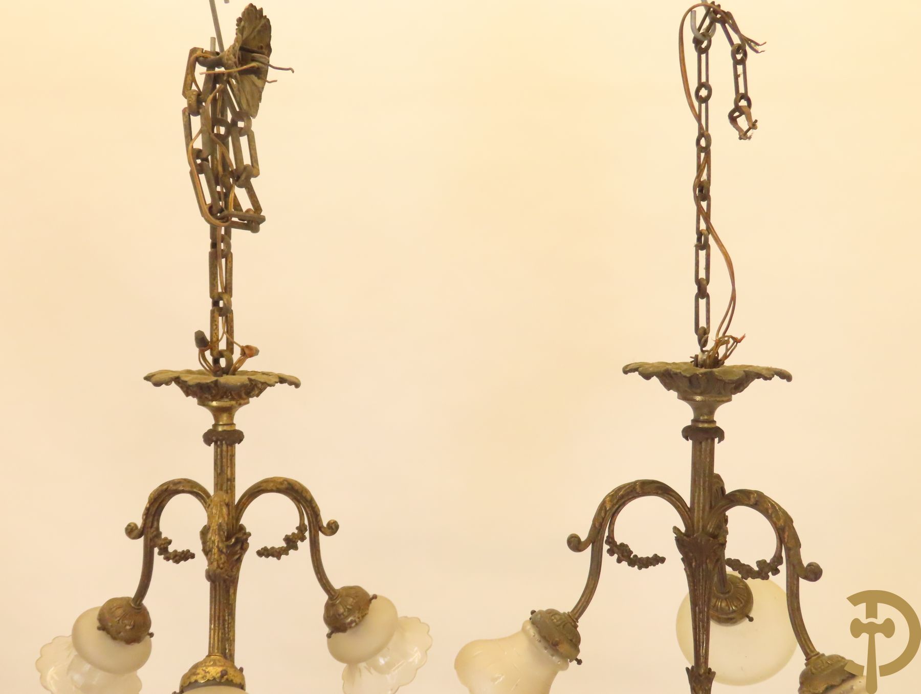 Paar bronzen vierarmige luchters met accanthusranken