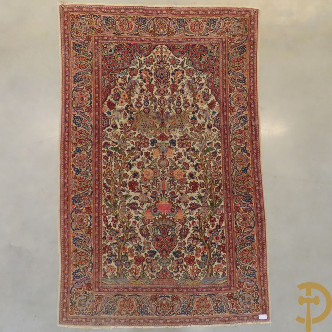 Oosters handgeknoopt tapijt Tabriz met amfoor, bloemen en levensboom