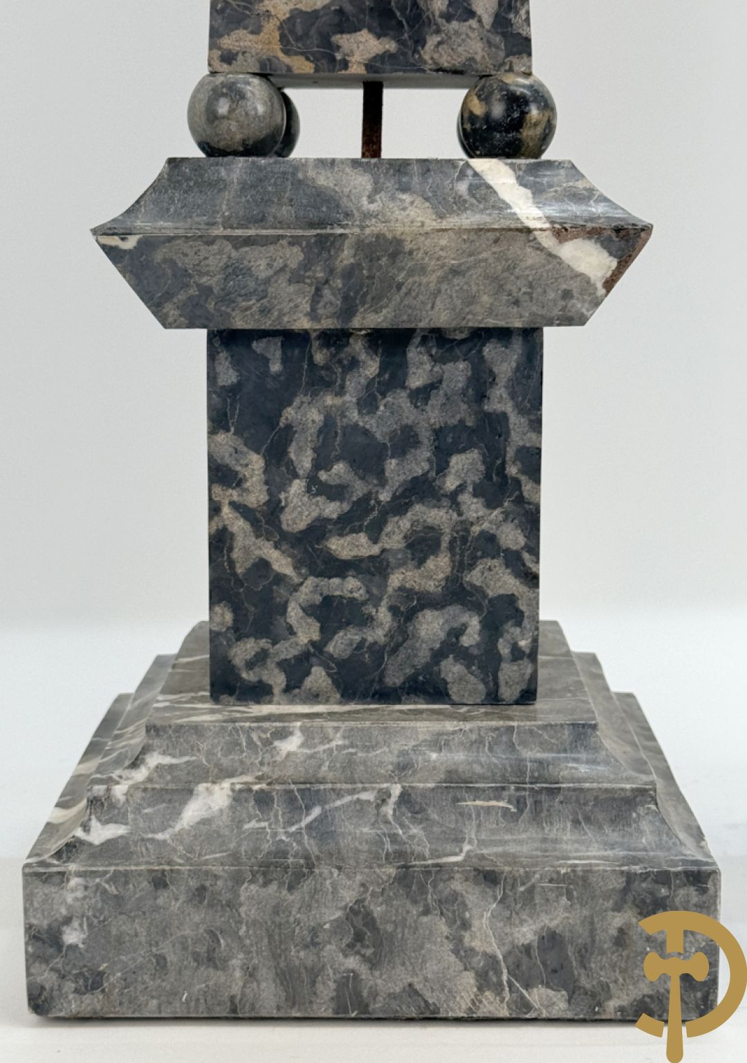 Paar marmeren obelisken