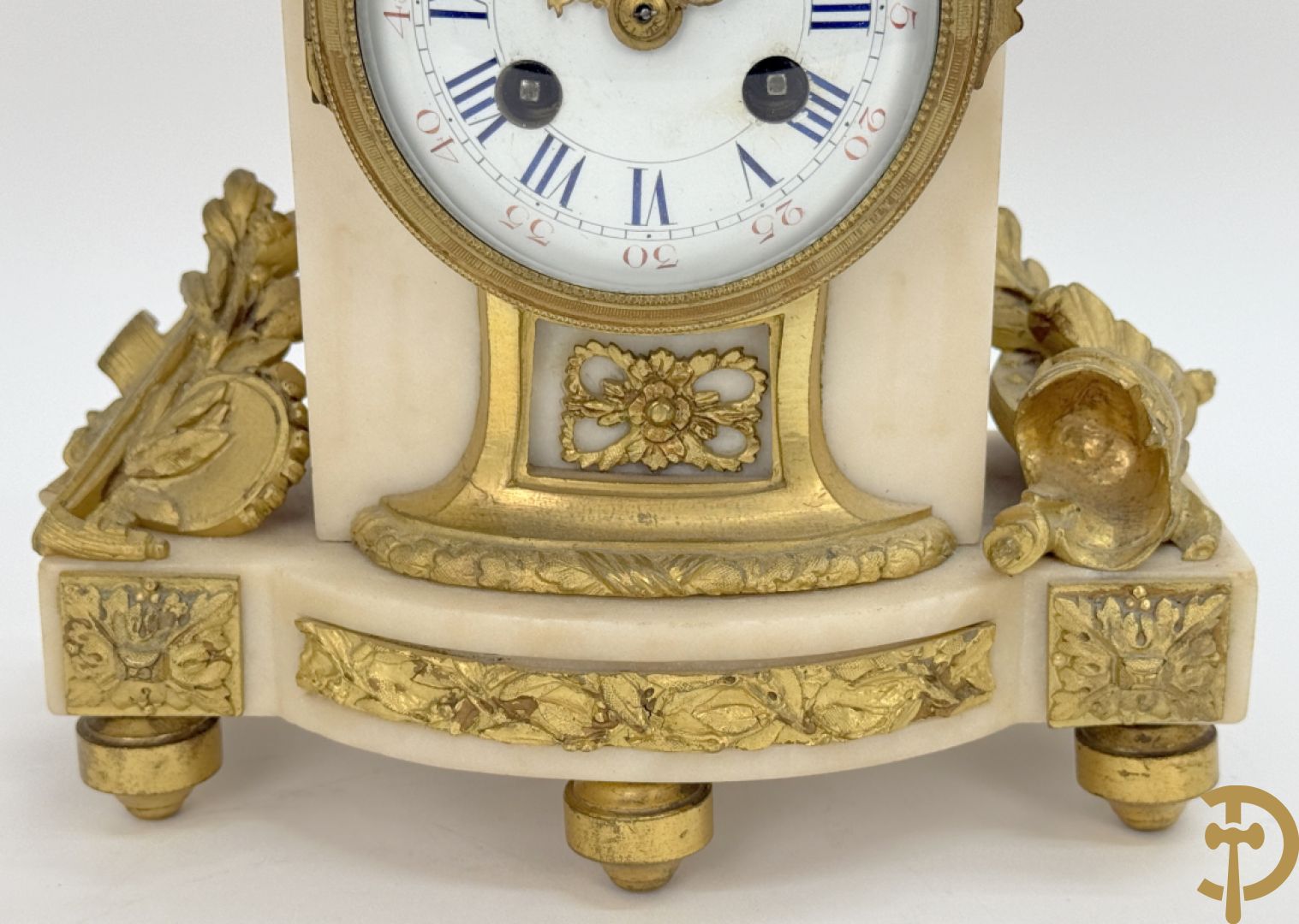 Driedelige garnituur met bronzen ornamenten van vogels en accanthusranken op marmeren basis