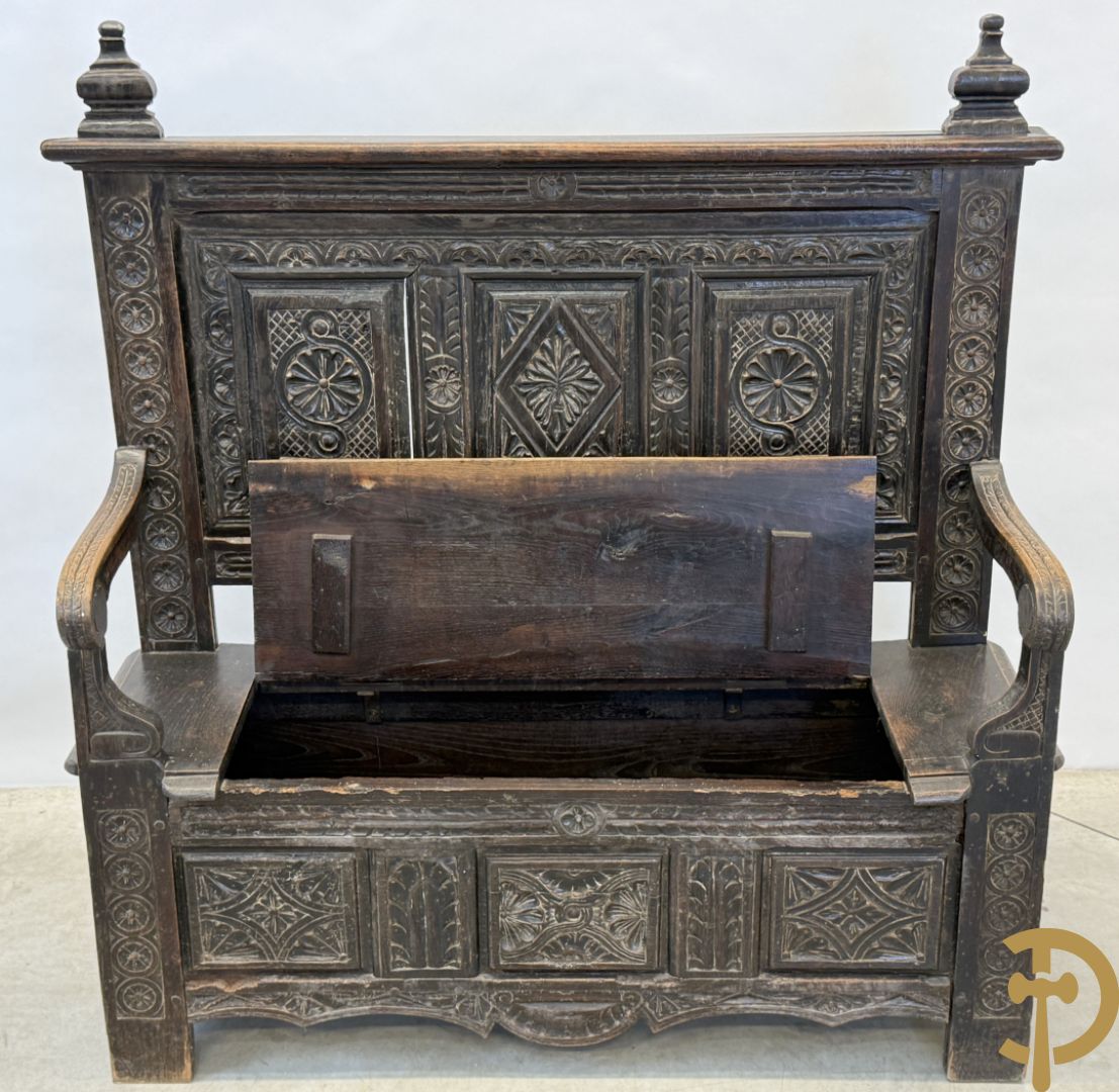 Massief eiken Engelse hall bank met gesculpteerde motieven