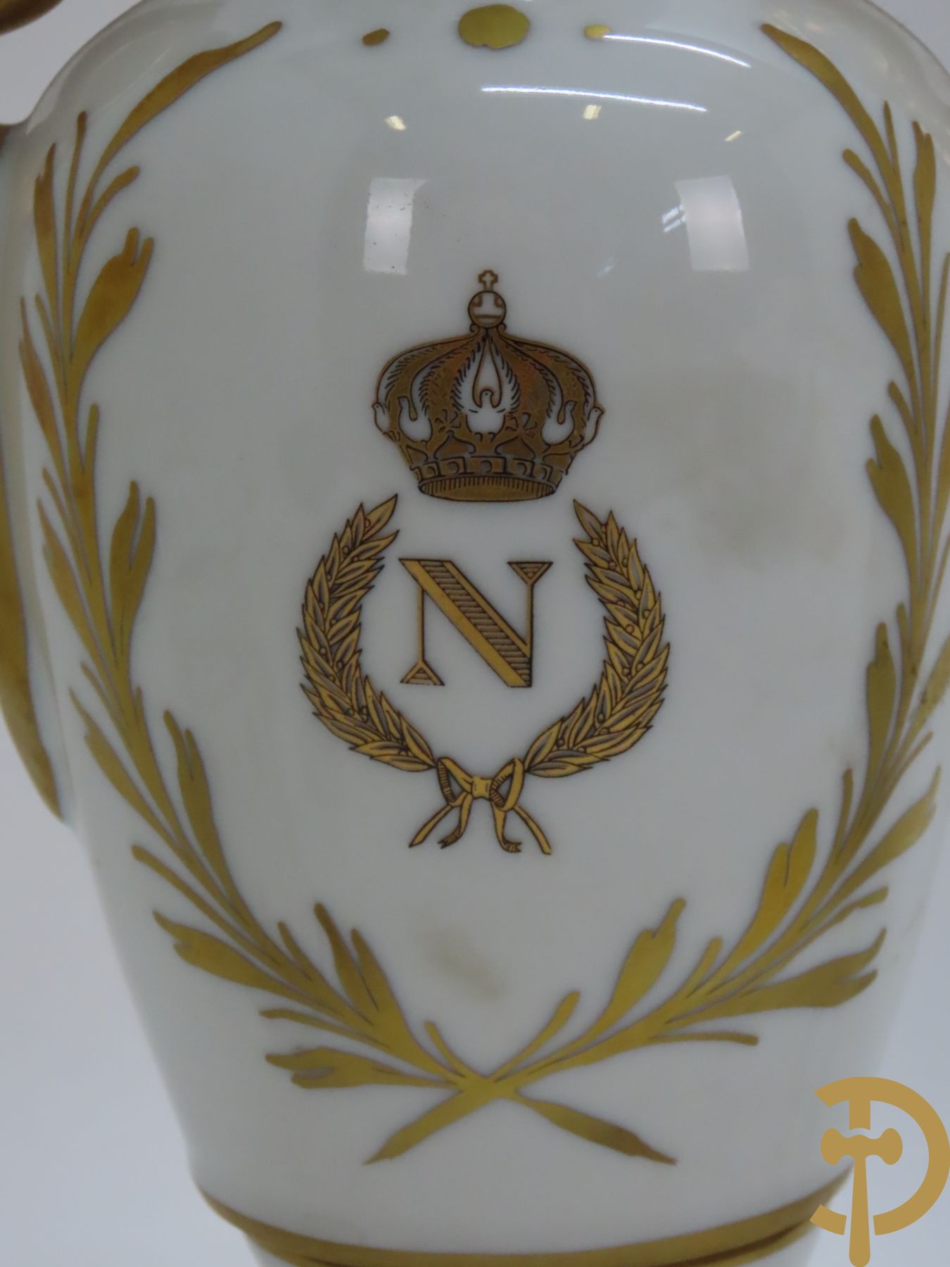 Porseleinen Napoleon III amfoorvaas, chocolade- en theekan met vuurtje