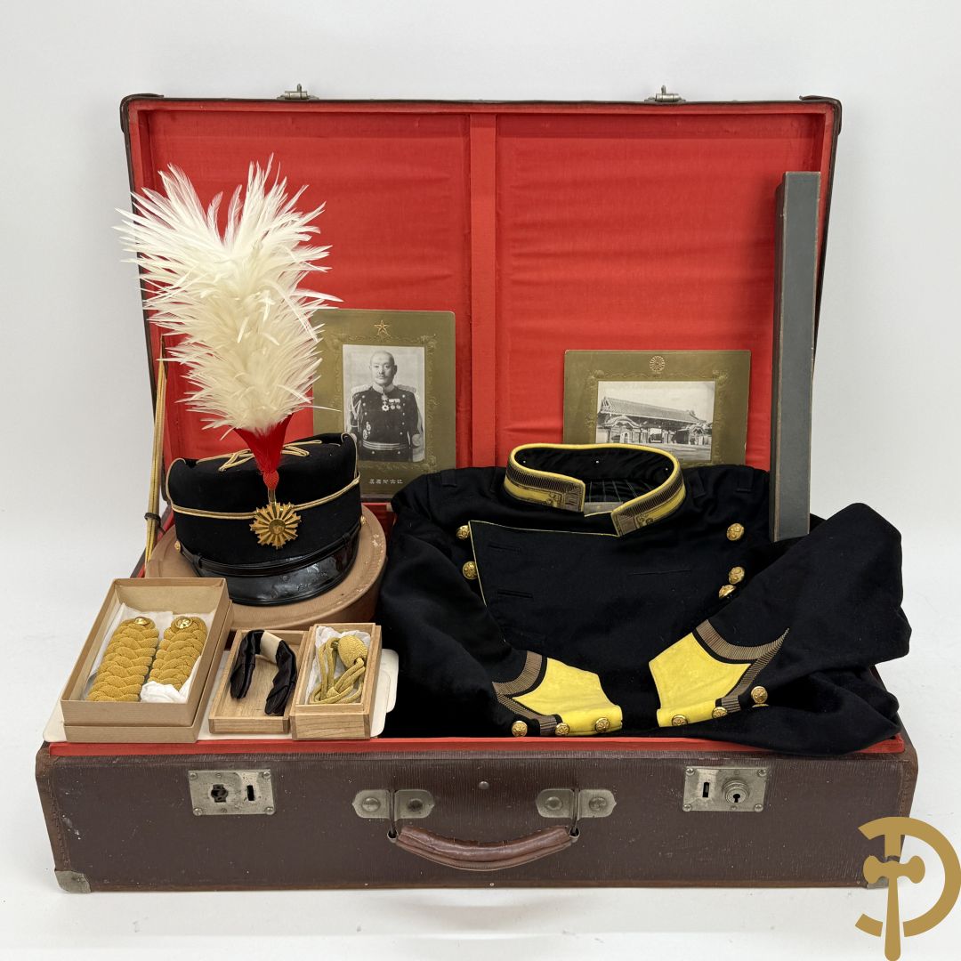 Japans uniform Dareifuku met kepie, epauletten, pluim en bijhorende foto