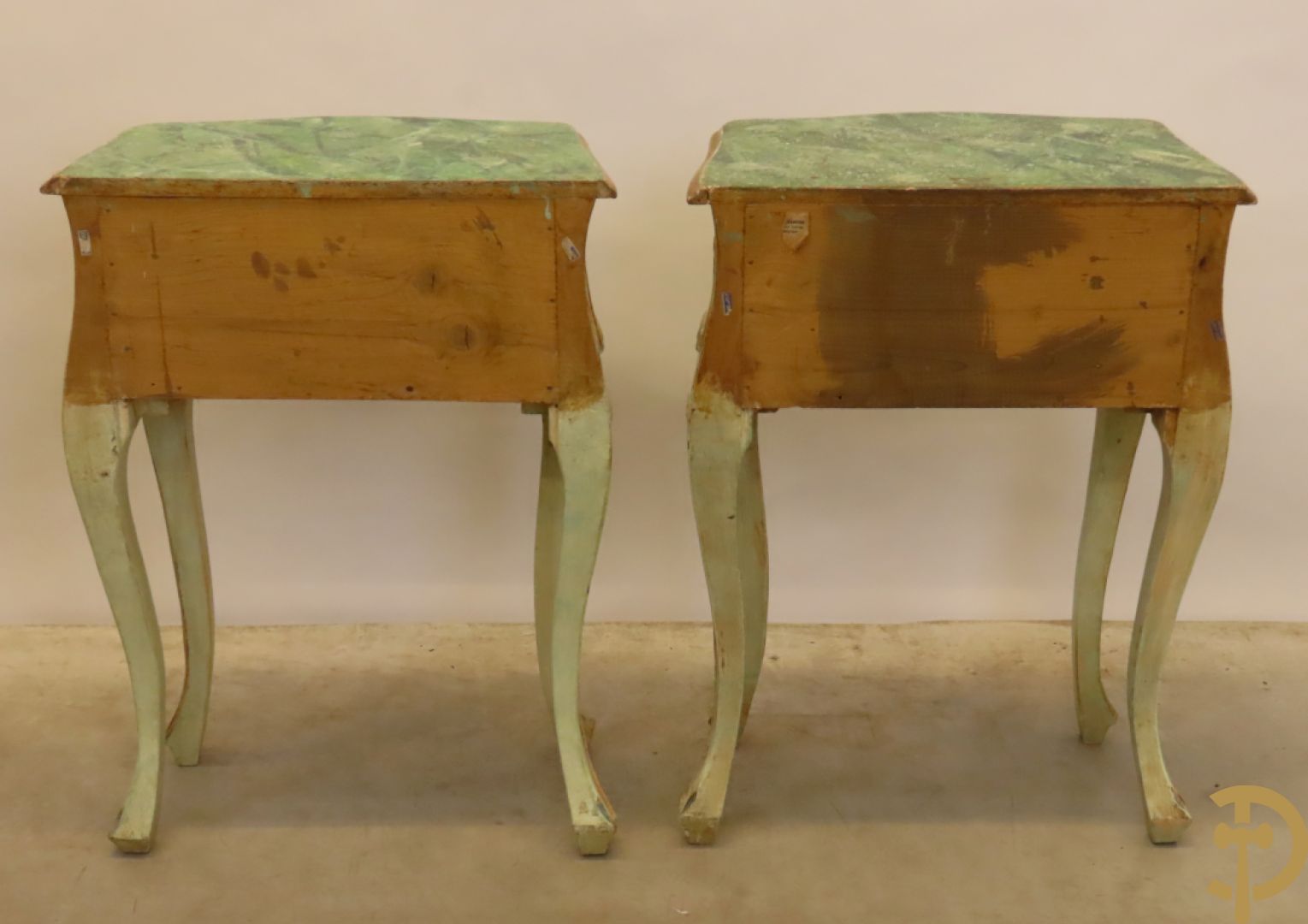 Paar gegalbeerde en gemonochromeerde bijzetkastjes met 2 lades en beschilderd bloemendecor op voluutvormige poten