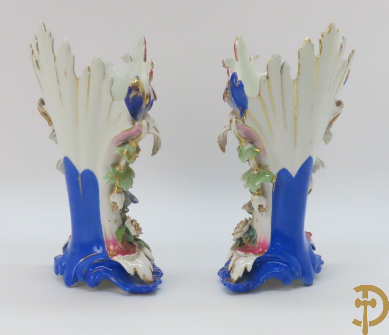 Paar Vieux Paris cornetvazen met rocailles, 19e