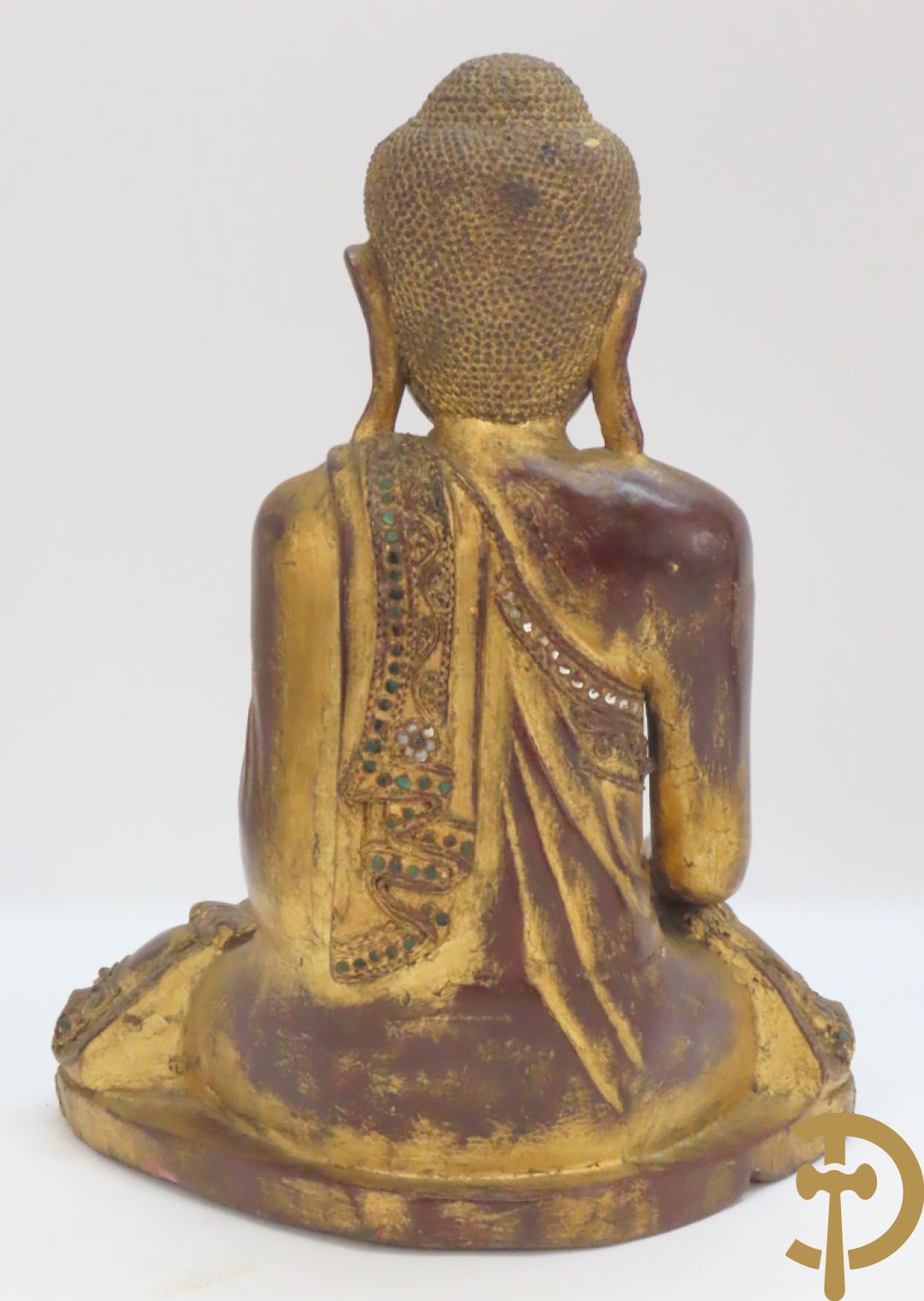 Grote staande vergulde houtgesculpteerde boedha +vergulde  zittende houten boedha met edelsteentjes