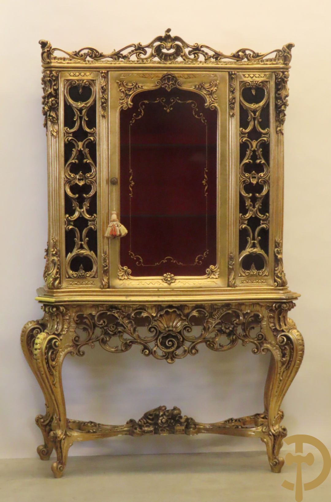 Uitzonderlijke vergulde Louis XV eetkamer bestaande uit vijfdeursdressoir met voluutvormige accanthusranken en rocailles, beschilderd met bloemenmotieven en centraal tafererel met hoornen des overvloeds + bijhorende spiegel vergulde tafel op voluutvormige poten met zes bijhorende stoelen + vitrine met accanthusranken en centrale deur, op voluutvormige poten