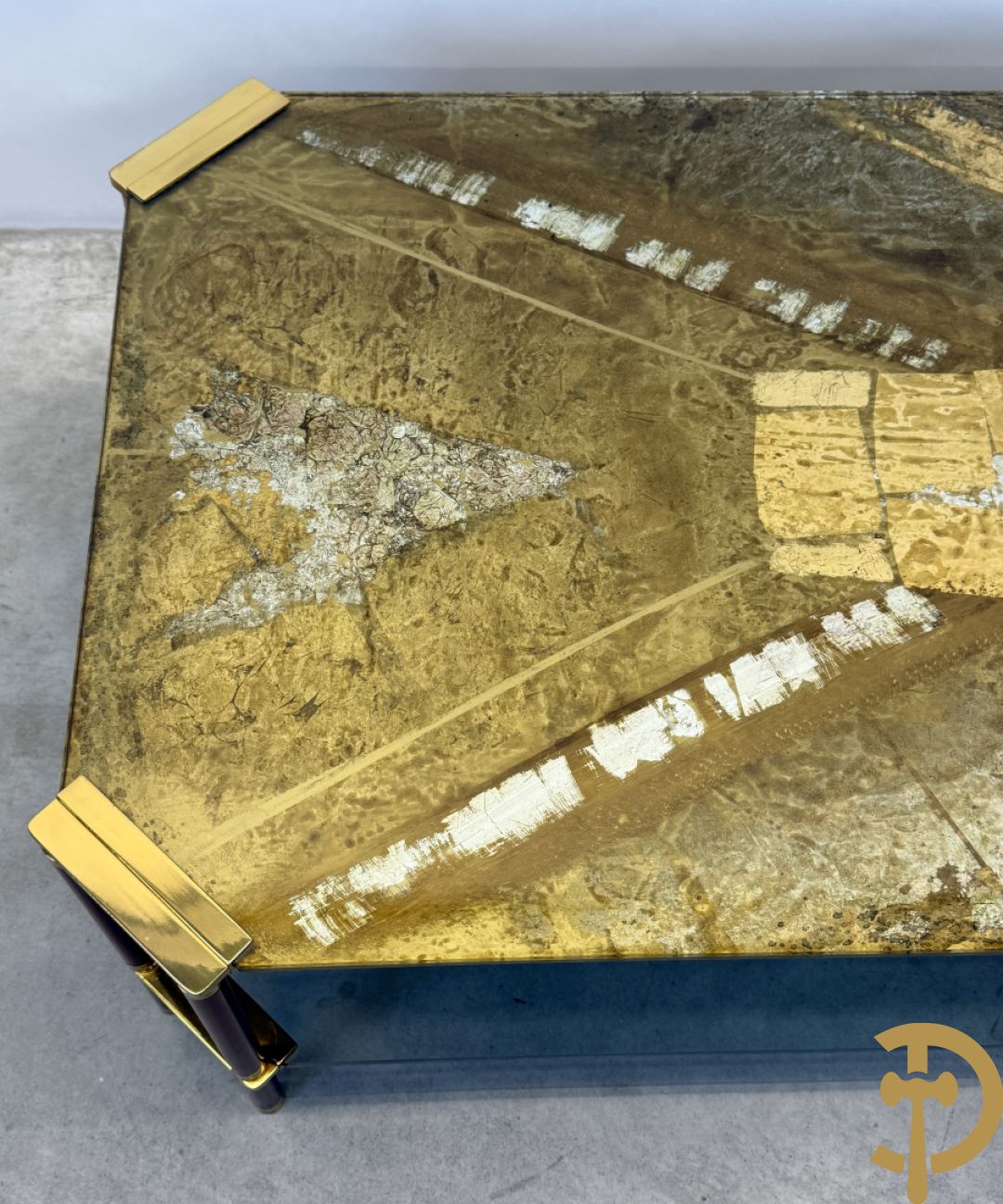 Vintage salontafel met geslepen glazen blad met bladgoud bewerkt op koperen voeten, Meersman Lucas getekend + 2 sidetables met geslepen glazen blad met bladgoud bewerkt op koperen voet, Meersman Lucas getekend + bijhorende lampadaire