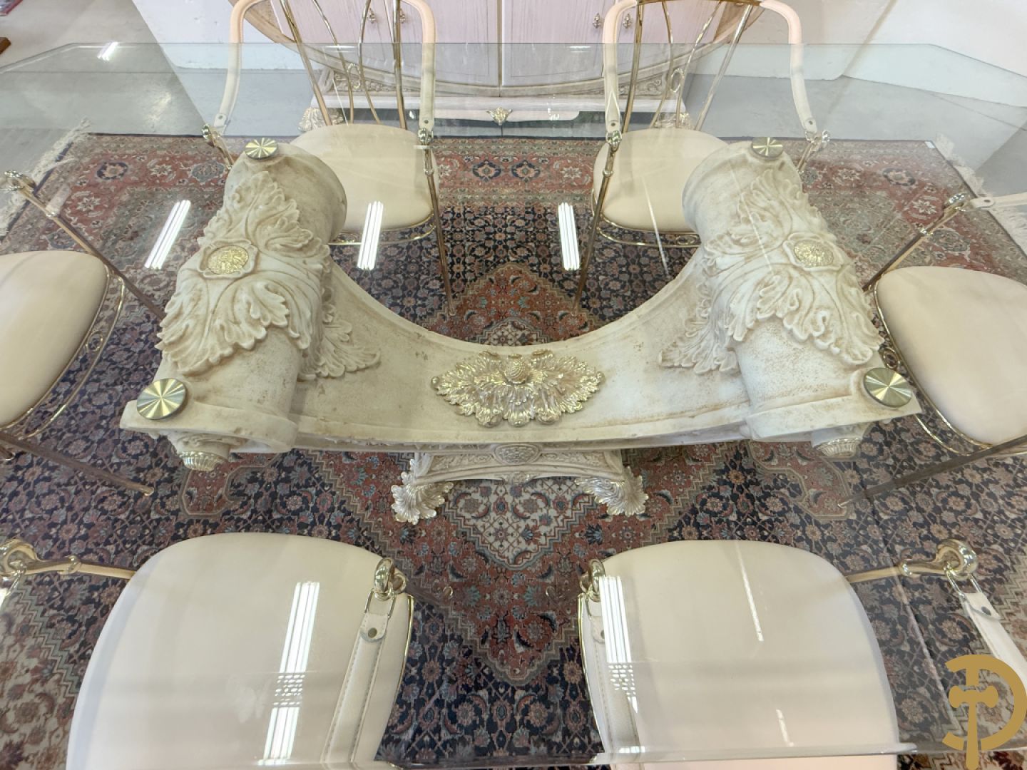 Uitzonderlijke eetkamer bestaande uit dressoir met 4 deuren en 2 lades op voluutvormig onderstel met rocailles opzij en boven met spiegel + bijhorende vitrine + console + spiegel + tafel op voluutvormig onderstel + 6 bijhorende armzetels met koperen frame - uniek ontwerp door de firma Vidal Grau Spaanse makelij, begin jaren 