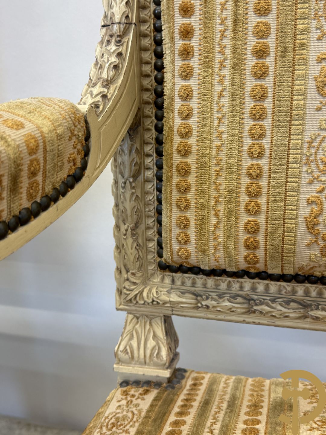 Gemonochromeerd salonensemble met gesculpteerde bladranken bestaande uit canapé, 2 armzetels en 3 stoelen