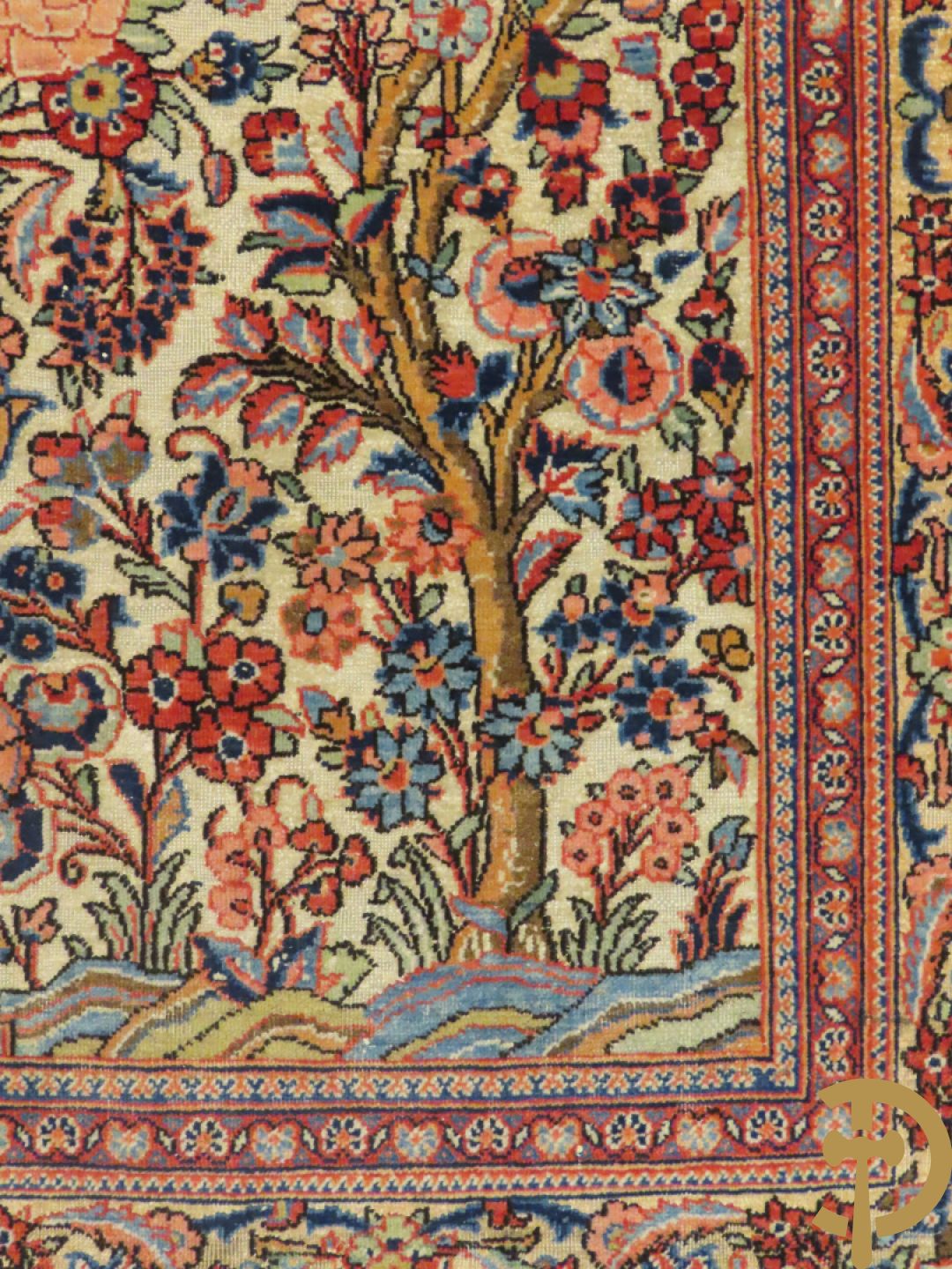 Oosters handgeknoopt tapijt Tabriz met amfoor, bloemen en levensboom