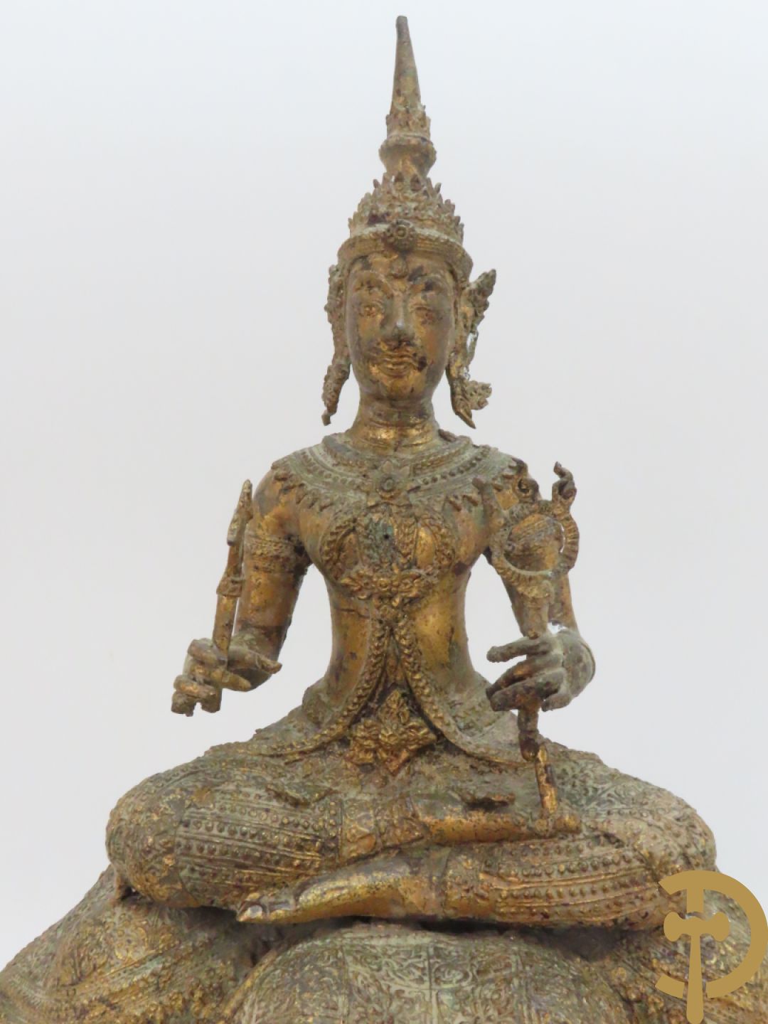 Orientaalse kopersculptuur van driekoppige olifant met boedhisatsvat + koperen boedhistische figuur met snaarinstrument