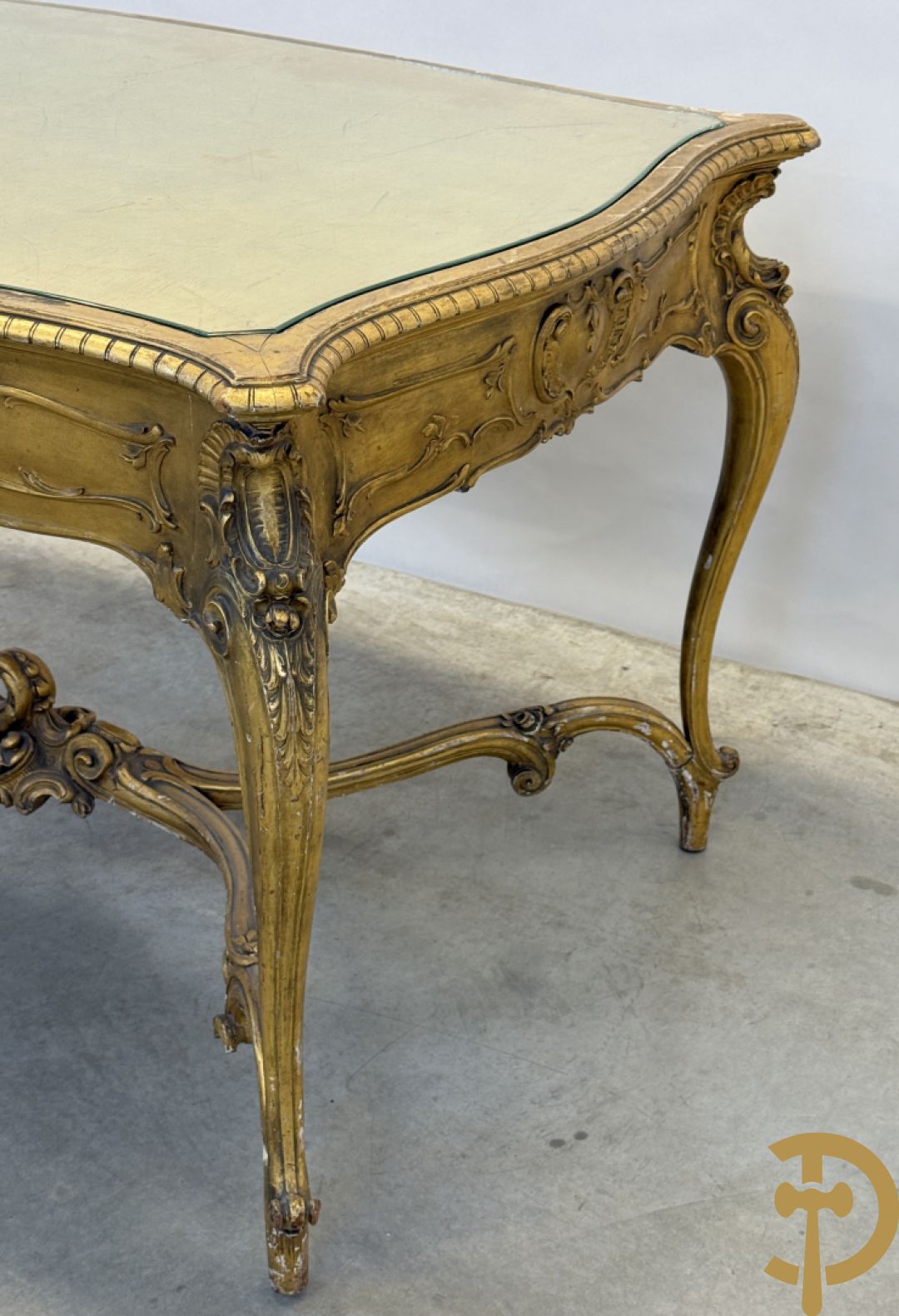 Vergulde tafel met rocailles en geslepen glazen blad op voluutvormige poten, Louis XV stijl