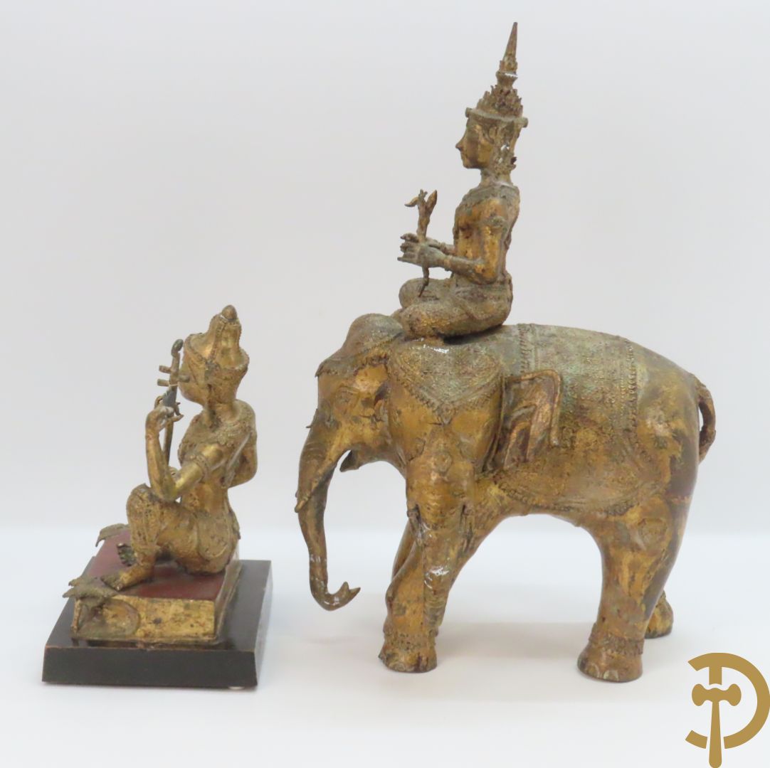 Orientaalse kopersculptuur van driekoppige olifant met boedhisatsvat + koperen boedhistische figuur met snaarinstrument
