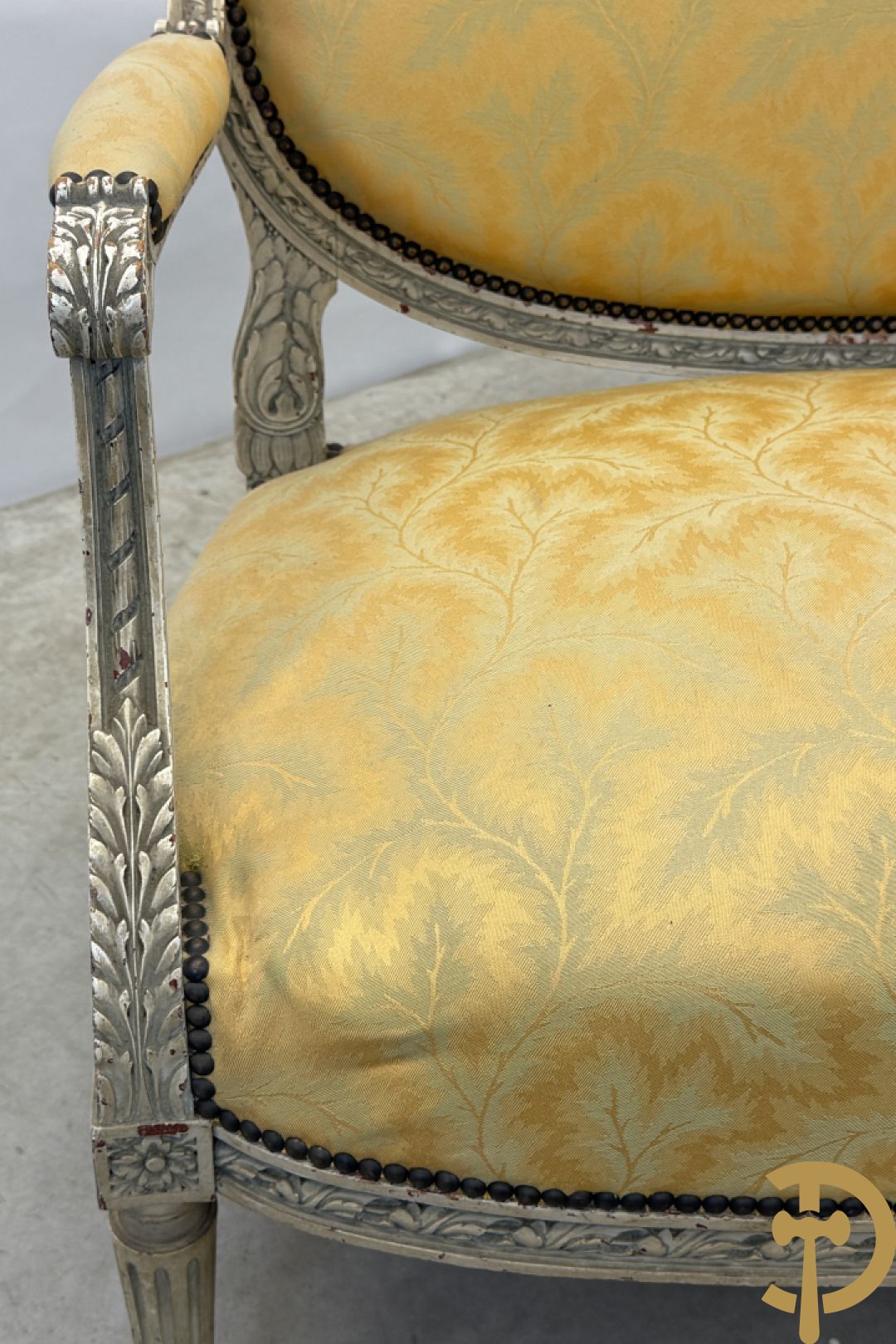 Salonensemble met rocailles, bloemenmotieven en gecanneleerde poten bestaande uit canapé, 2 armzetels en 2 stoelen