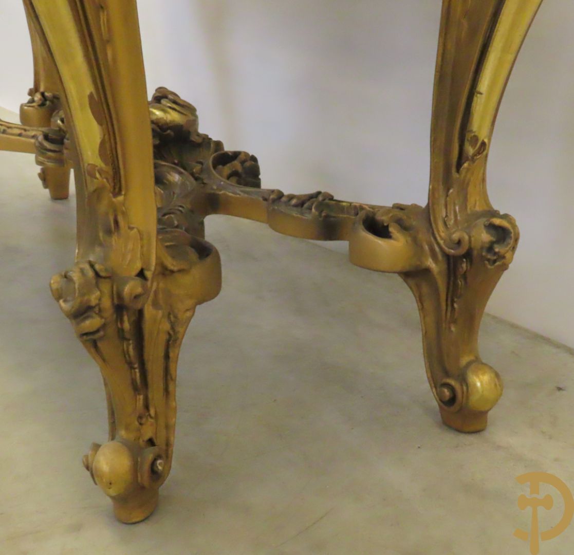 Uitzonderlijke vergulde bar met accanthusranken en bloemenmotieven op voluutvormige poten