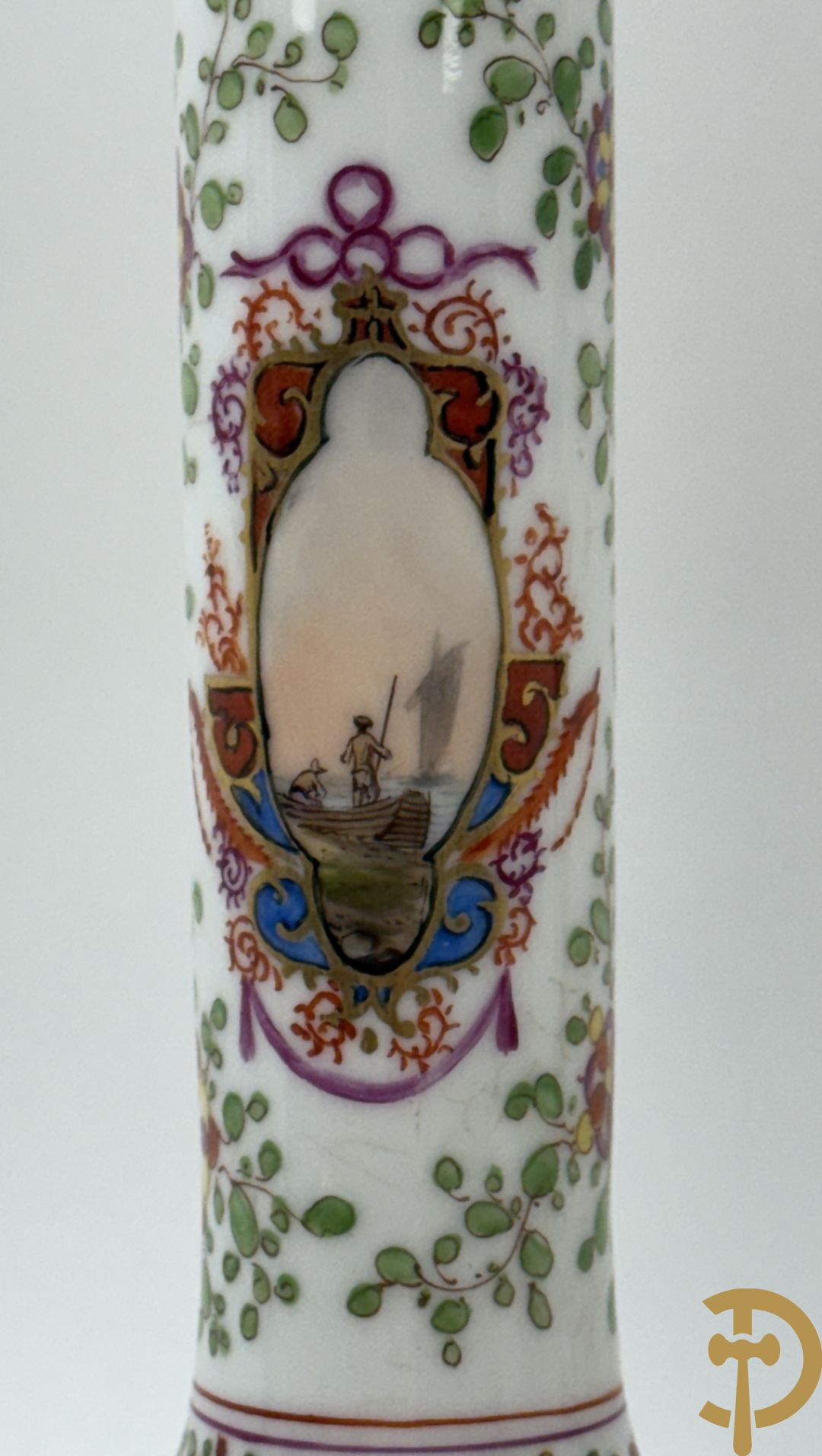 Paar kalebasvormige porseleienen vazen met antieke havenzichten + porseleinen vaasje met havenscènes, onderaan gemerkt