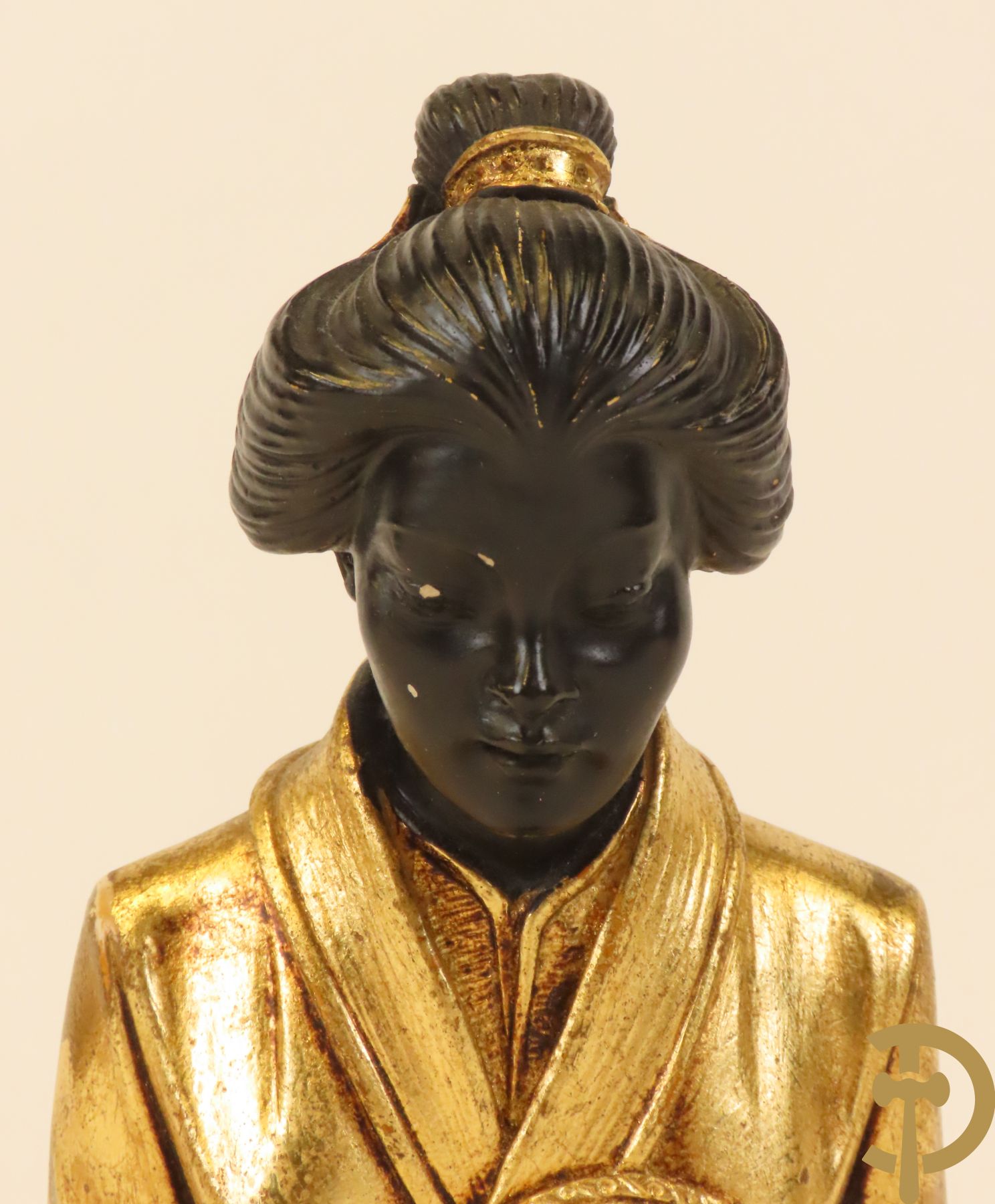 Aziatica bestaande uit bronzen zittende boedisatsvat onder boom, 2 bronzen olifanten met Indische figuren, bronzen zittende boedha, 4 Aziatische houtsculpturen van wijsgeren, Japanse dame in Satsumat en gipsen geknielde geisha