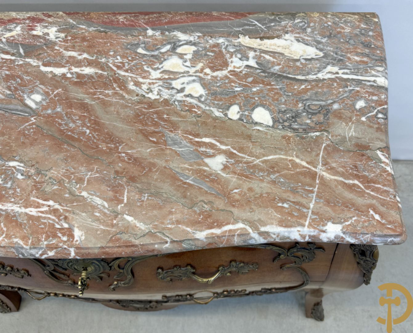 Notelaren Louis XV tweeladencommode met bronsbeslag en marmeren blad