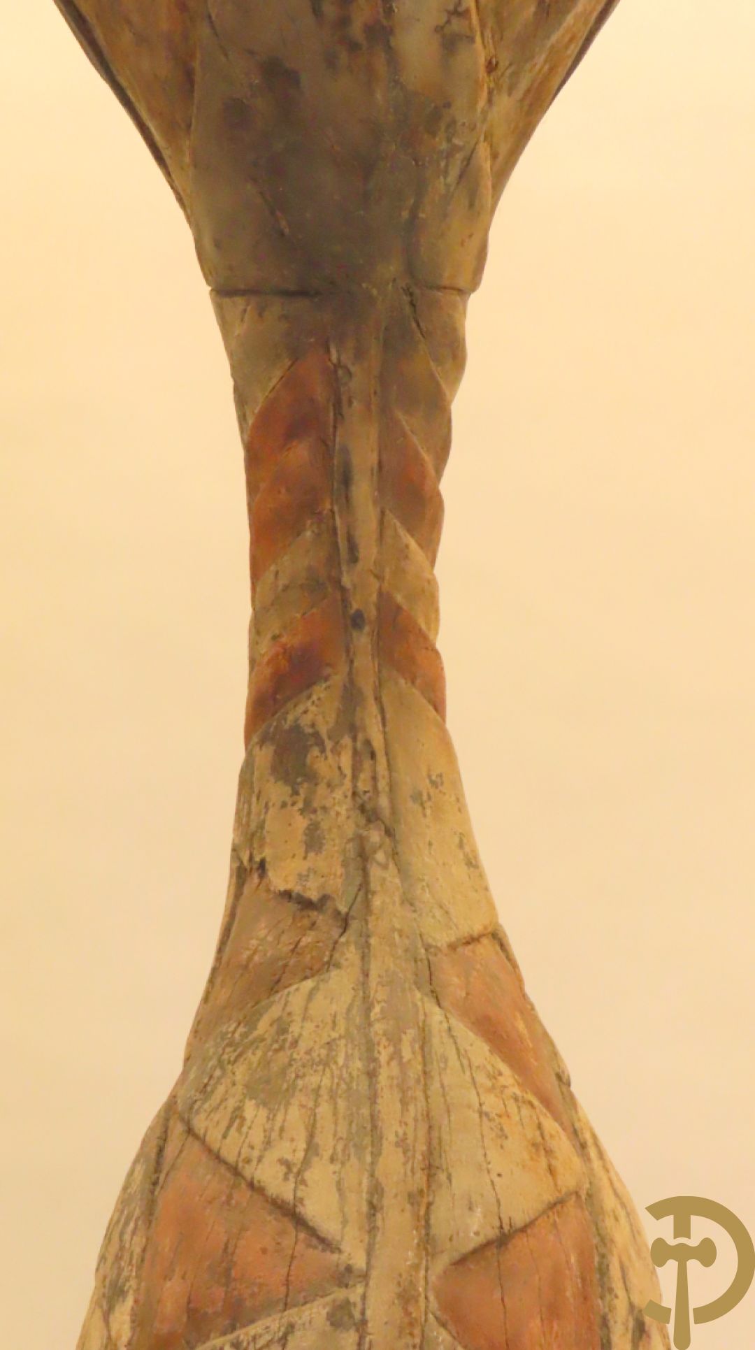 Afrikaans gekleurd decoratief sierelement als totempaal op ijzeren sokkel