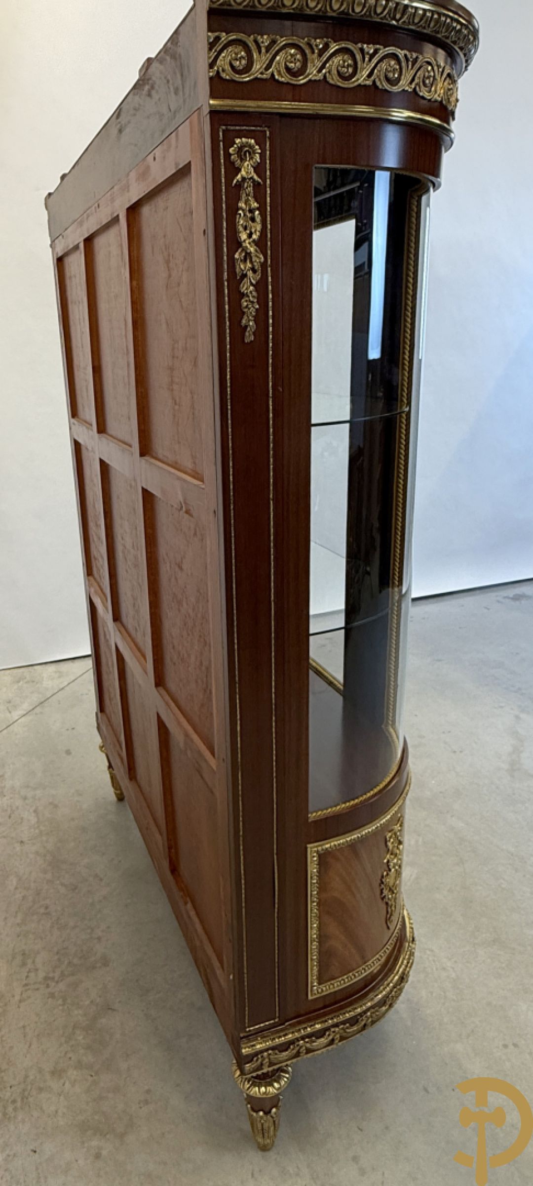 Notelaren vitrine met afgeronde zijkanten, bezet met bronzen plakkettes van dame en cupido