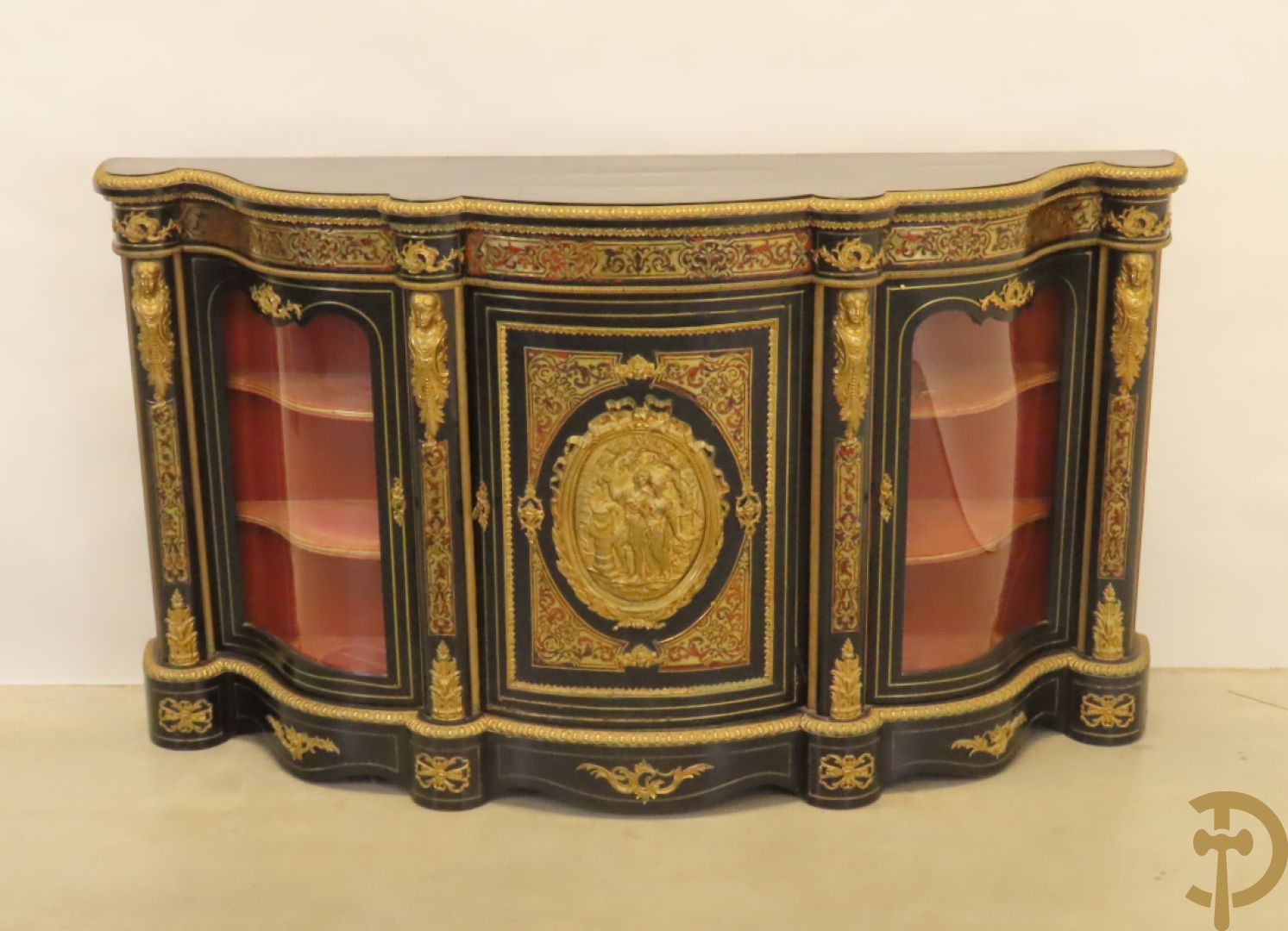 Napoleon III dressoir, centraal met bronnen plakkette omgeven door Louis XVI strik, met 2 zijdelingse vitrines met gebogen glas - stijlen bezet met bronzen dameshoofden