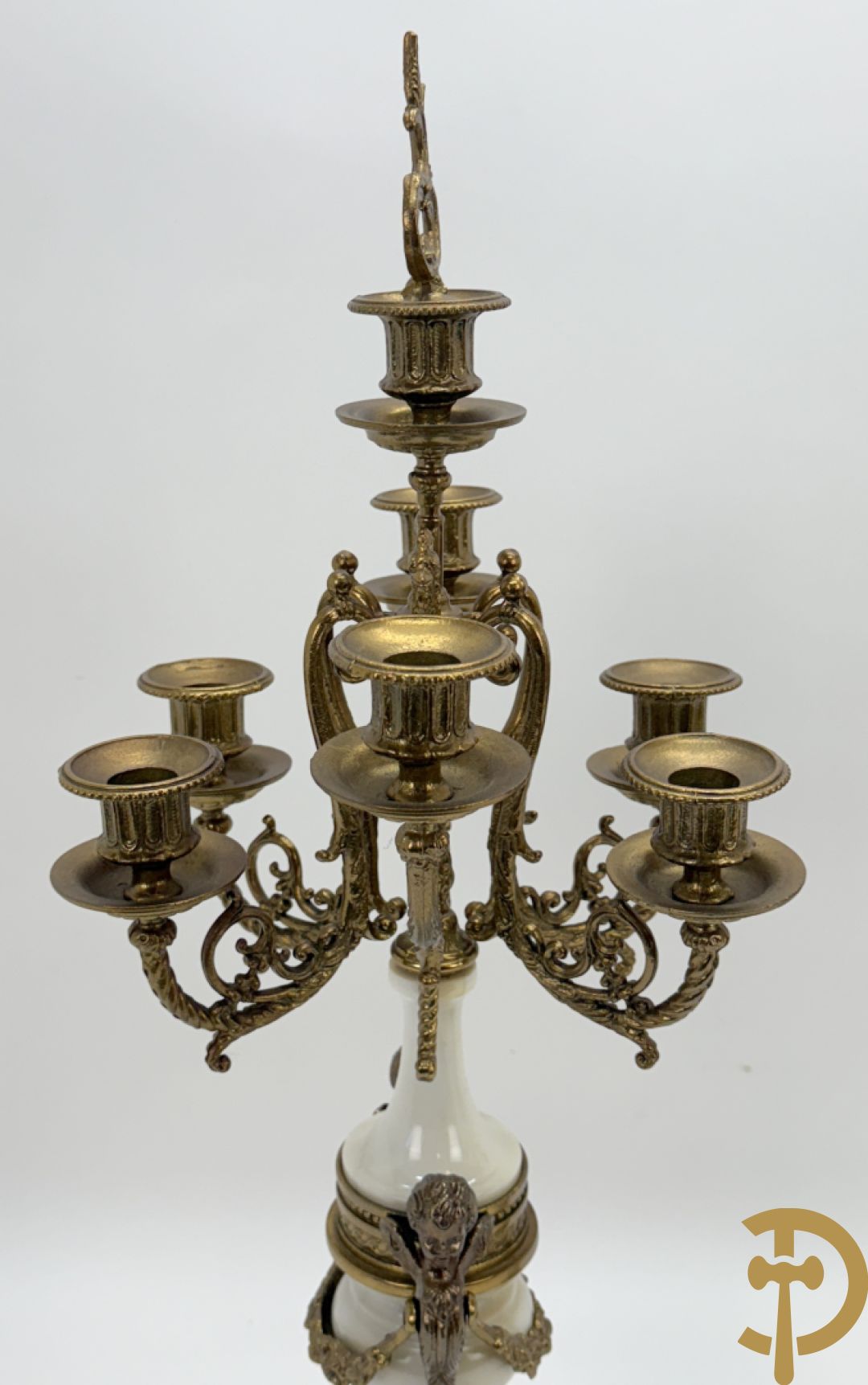 Driedelige koperen garnituur, centraal met harp geflankeerd door paar cupido