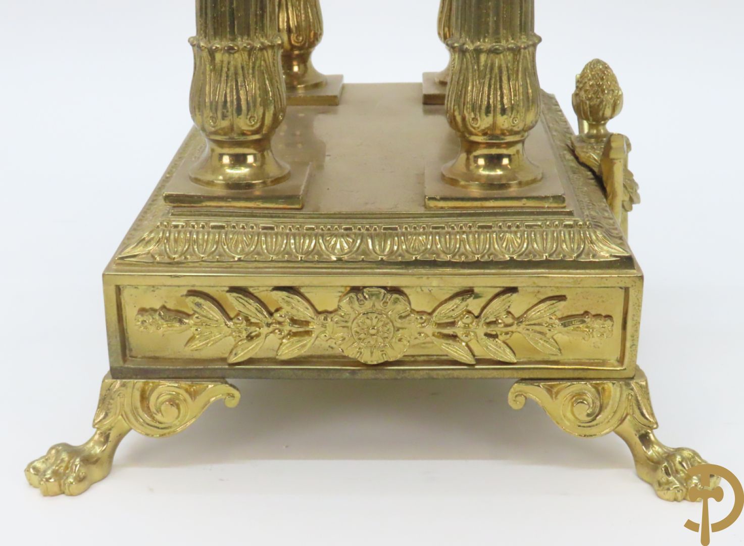 Driedelige bronzen garnituur bestaande uit middenstuk met 4 gecanneleerde zuilen en adelaar bezet + paar kandelaars