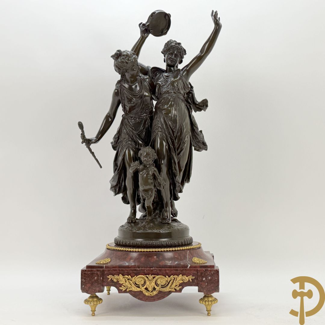 GREGOIRE L. getekend 'Paar dansende dames met tambour en cupido' bronzen beeld op marmeren sokkel met bronsbeslag