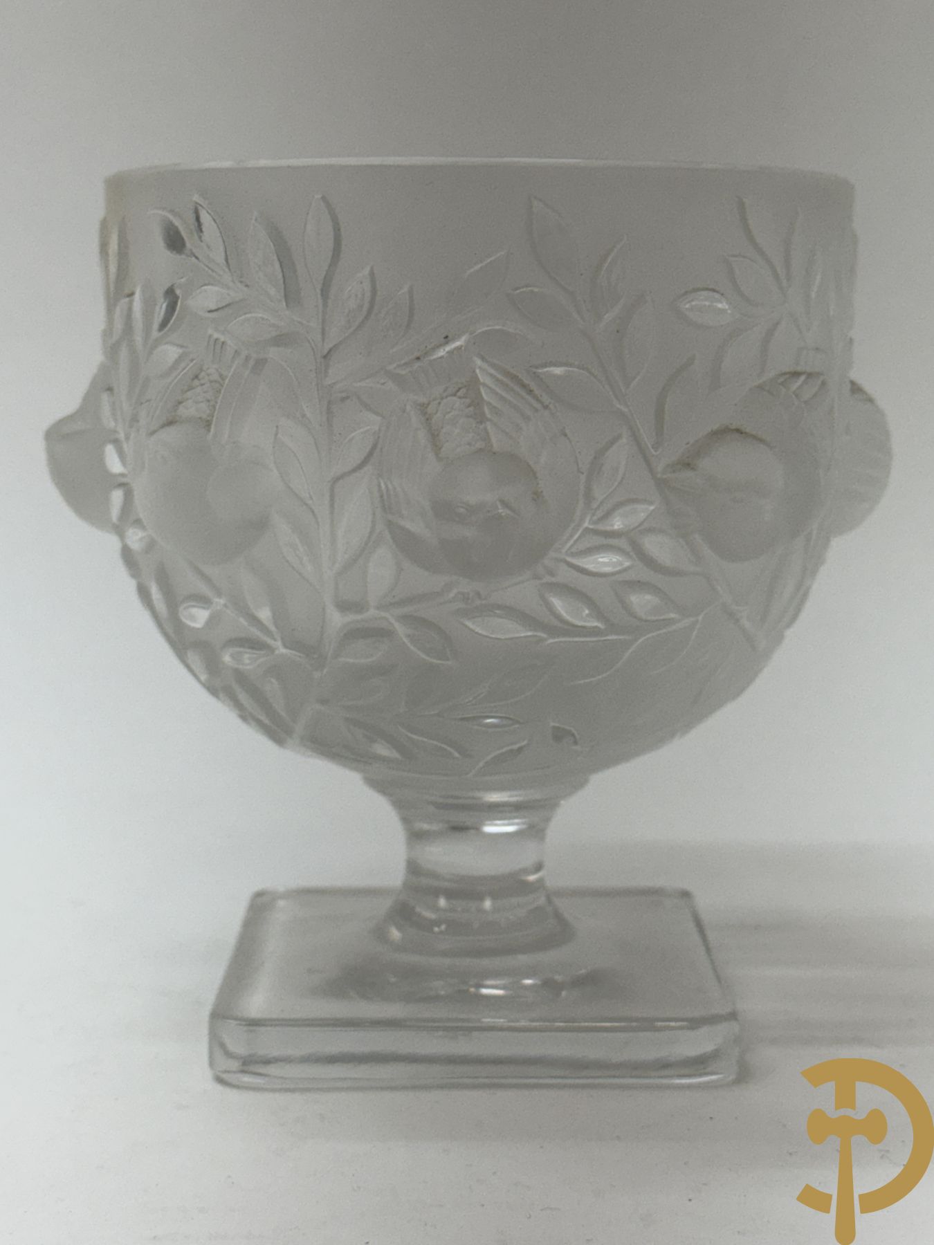 Coupe van glaspasta met vogel- en bloemendecor, Lalique France getekend