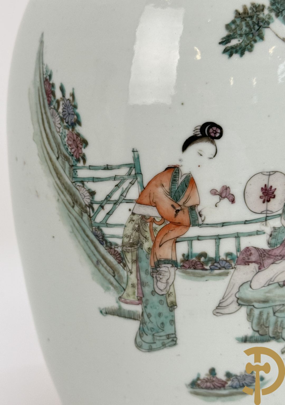 Paar Chinese porseleinen vazen met geisha decor en dames in landschap