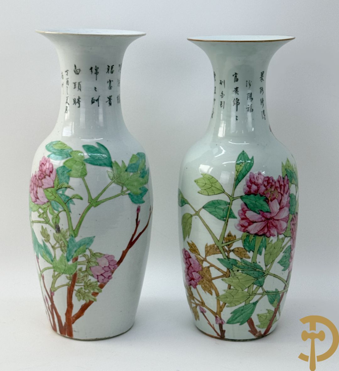 Paar Chinese porseleinen vazen met bloemen- en vogeldecor, achteraan getekend