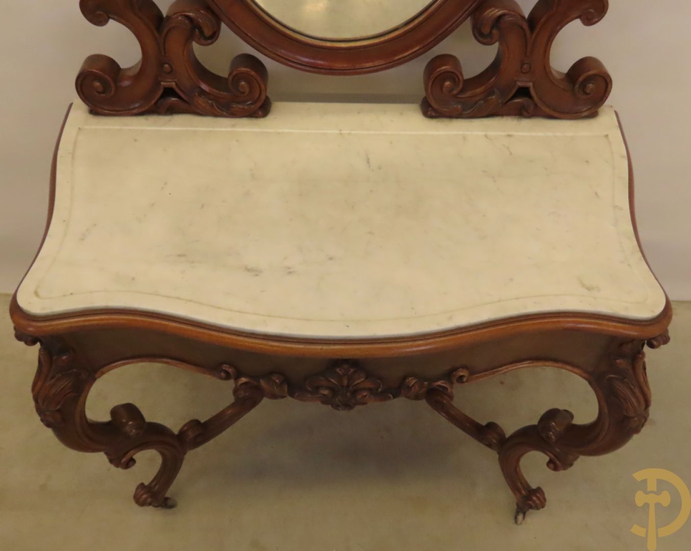 Opschiktafel Louis Philippe met accanthusranken, ovale spiegel en marmeren blad op voluutvormige poten