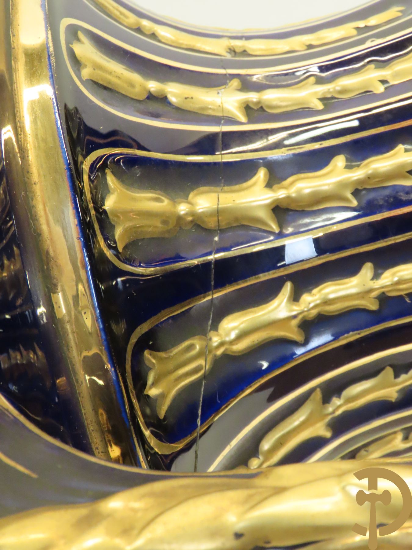 Grote kobaltblauwe porseleinen siervaas met deksel en accanthusranken opzij