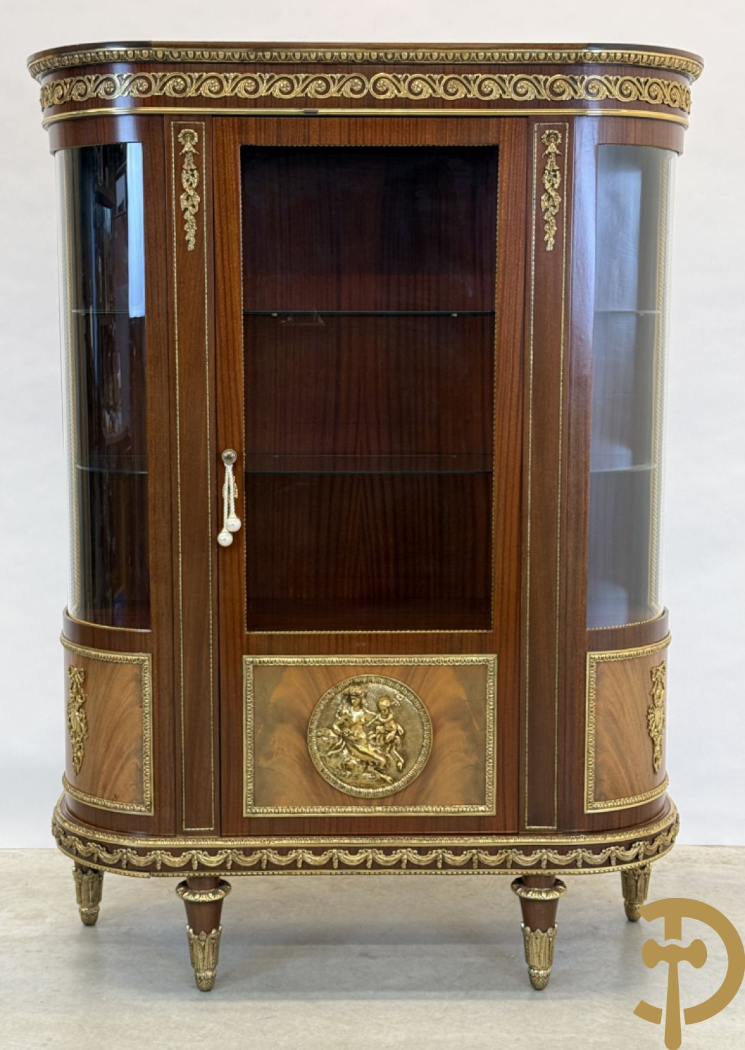 Notelaren vitrine met afgeronde zijkanten, bezet met bronzen plakkettes van dame en cupido