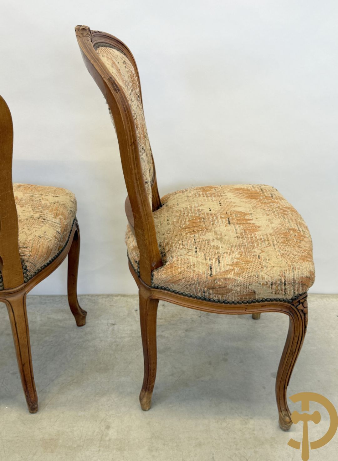 Paar Louis XV armzetels en 4 Louis XV stoelen