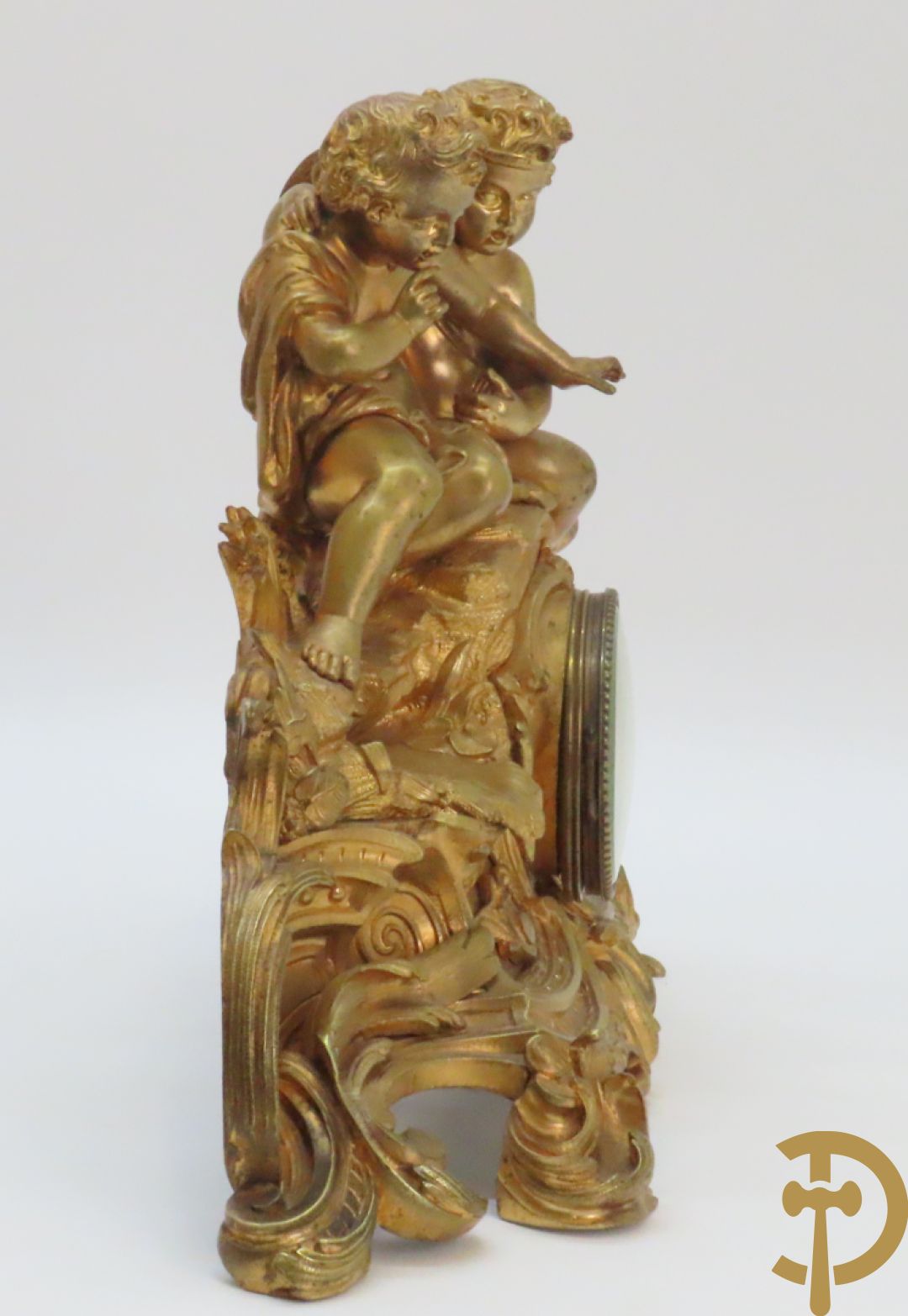 Bronzen schouwklok bezet met 2 cupido