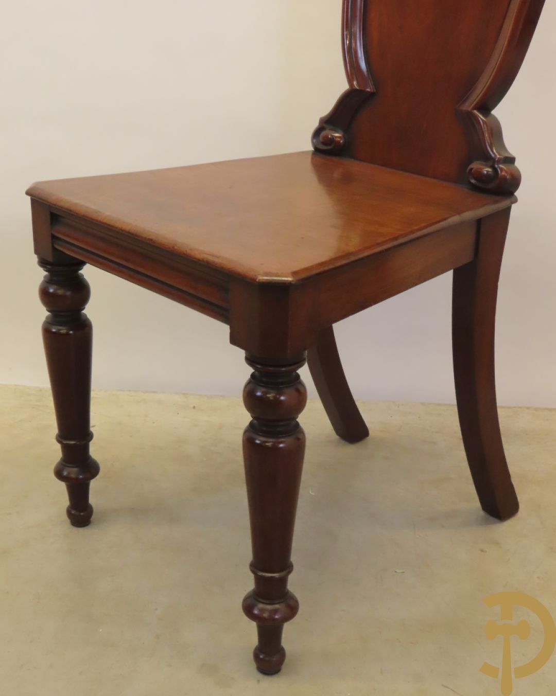 Twee Engelse mahoniehouten hall chairs, 2e helft 19e