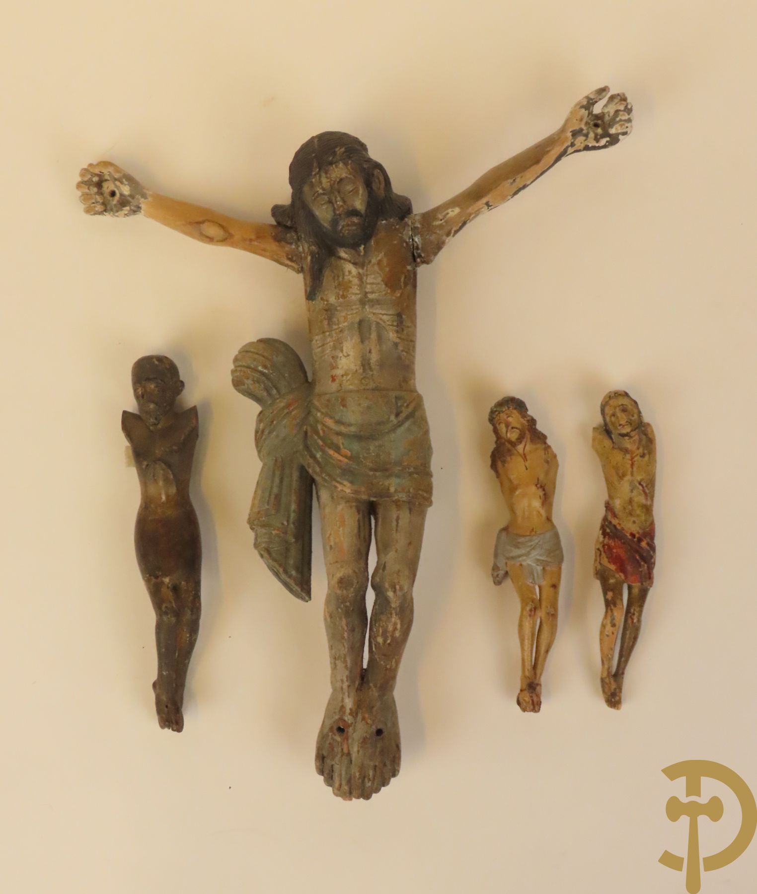 Vier houtgesculpteerde corpussen