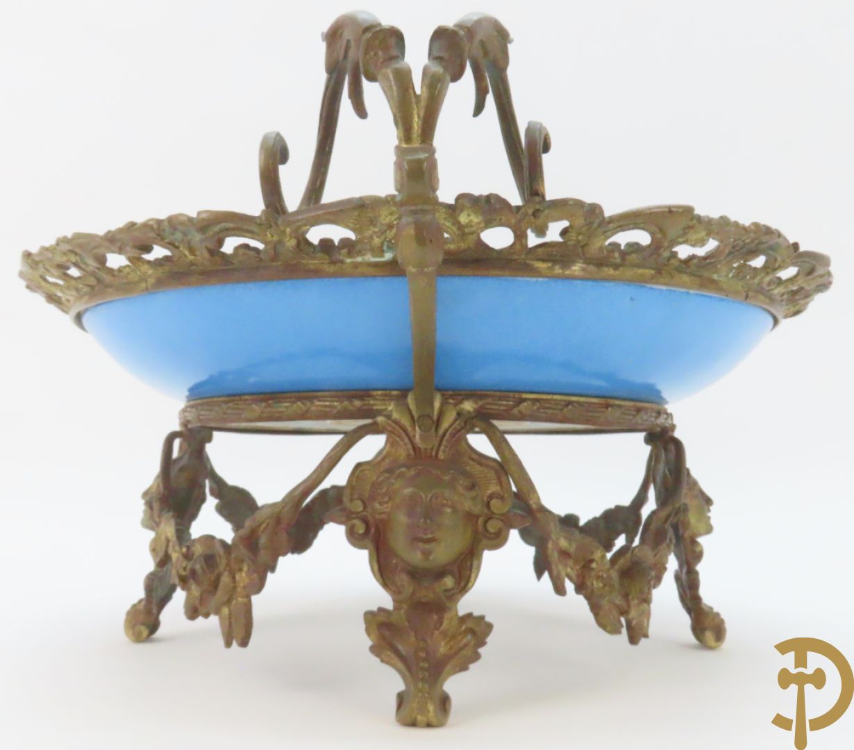 Porseleinen Sèvres schotel met handbeschilderd romantisch tafereel van lieflijk koppel gevat in bronzen houder - bezet met dameshoofden en accanthusranken, onderaan gemerkt Sèvres