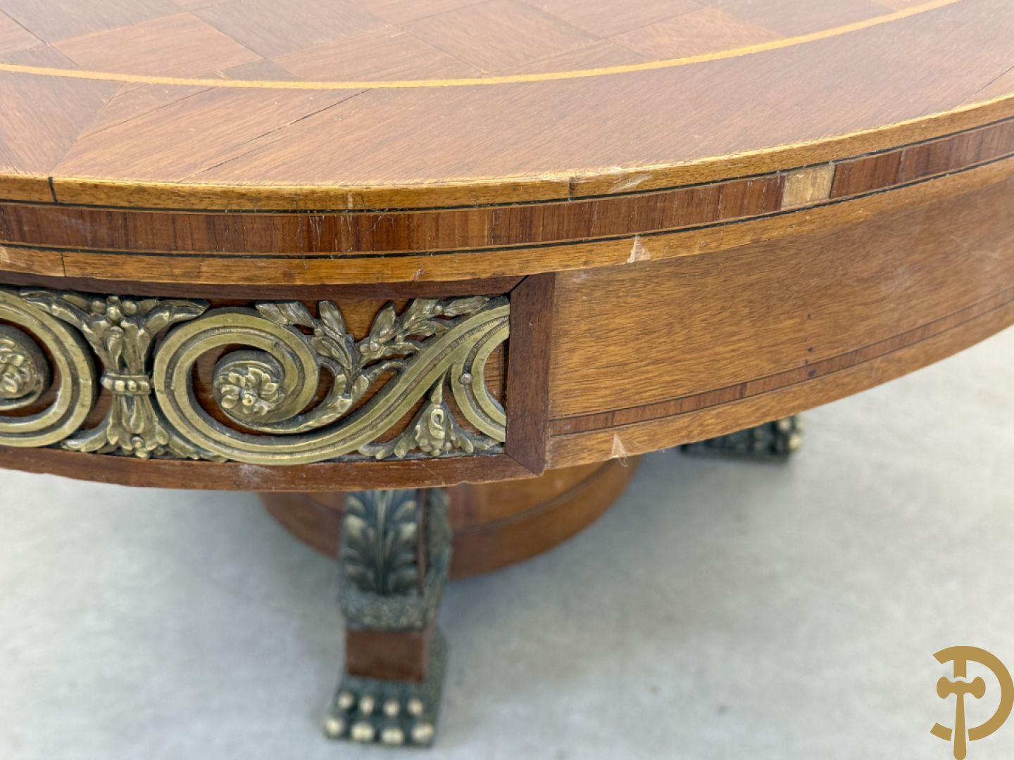 Ovale geparketteerde notelaren tafel bezet met bronzen ornamenten, Art deco Decoene