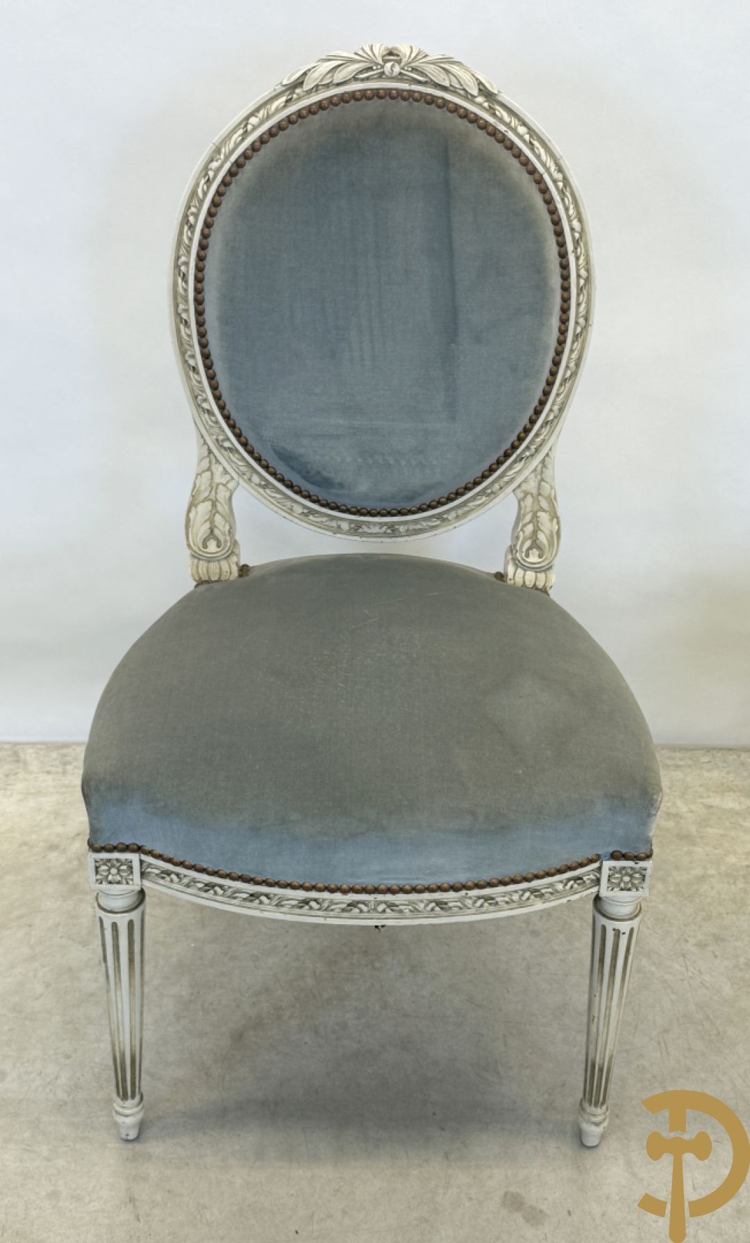 Salonensemble met rocailles, bloemenmotieven en gecanneleerde poten bestaande uit canapé, 2 armzetels en 2 stoelen